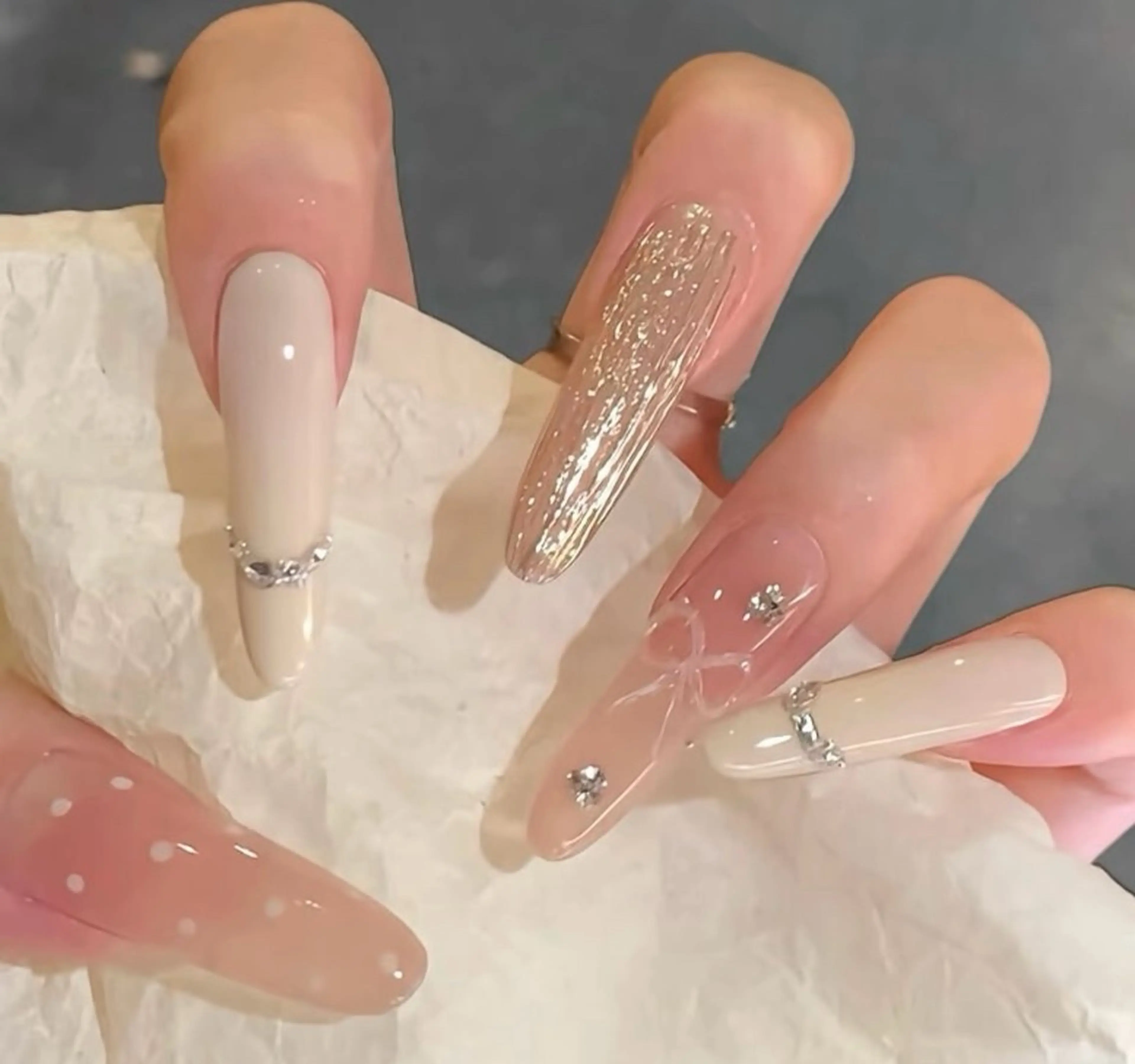 ネイル チークネイル 長さ出し フラワーネイル フレンチネイル ガーリー sun nail池袋 モデル募集のネイルデザイン