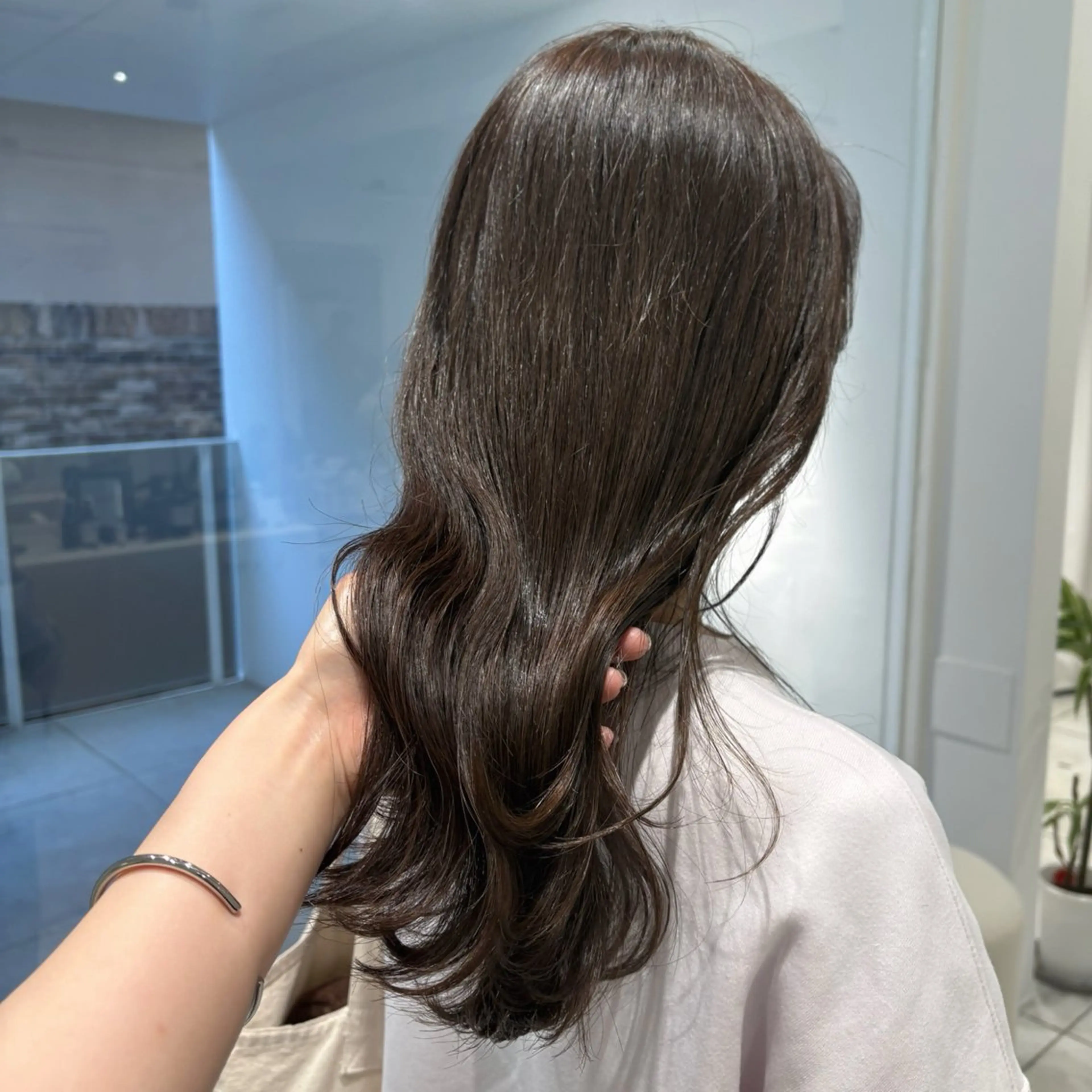 セミロング カラー アッシュ アッシュブラウン アッシュグレー アッシュグレージュ ブラウンカラー ヘアカラー トリートメント ヘッドスパ ヘアセット カジュアルを女っぽく 𝗮𝘆𝗮𝗰𝗼のヘアスタイル