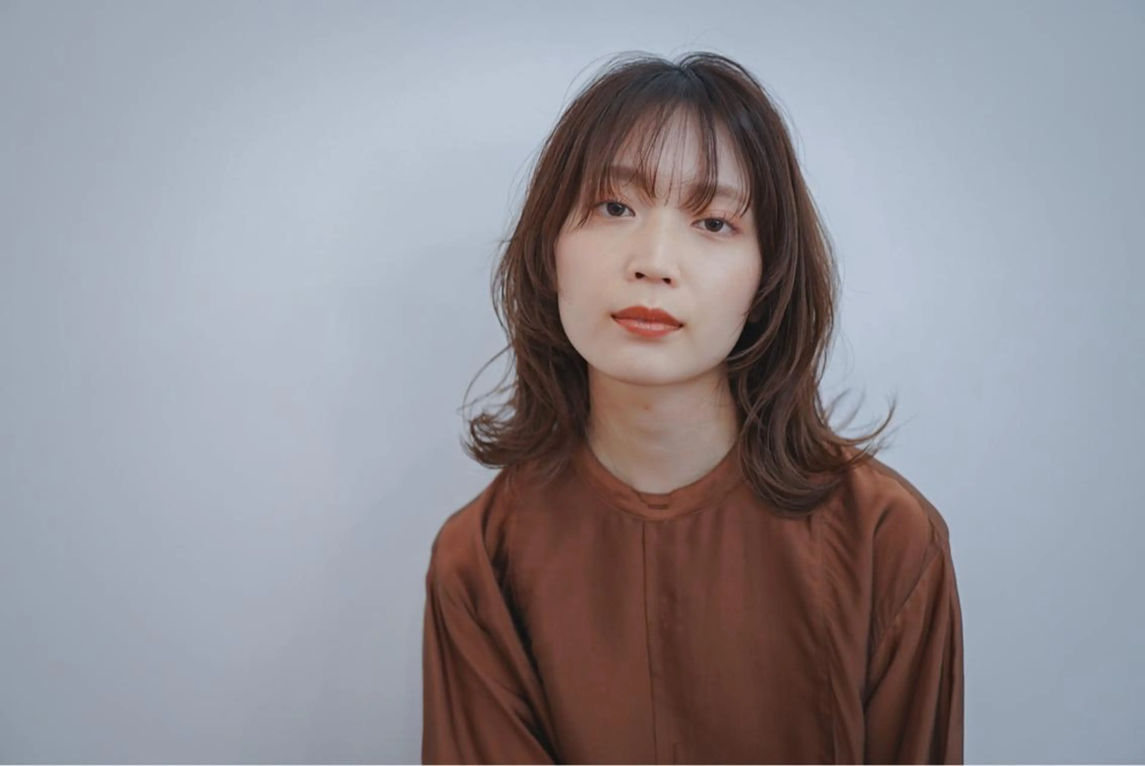 ミディアム カラー 切りっぱなしボブ ミディアムパーマ ボブ くせ毛 レイヤーカット Spiel KOMOのヘアスタイル