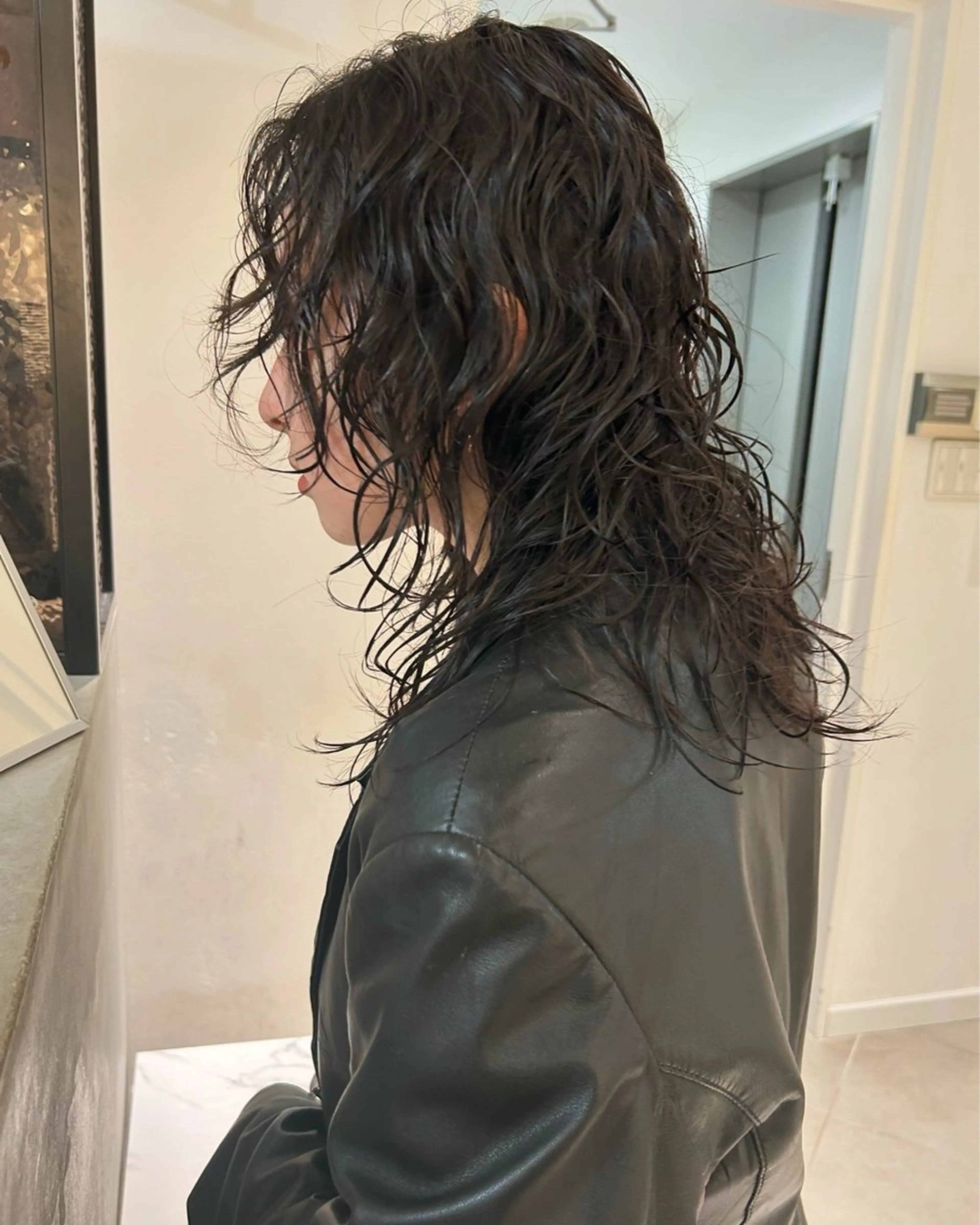 セミロング パーマ セミロングパーマ ウルフカット カット パーマ トリートメント Loom.所属・村上雅人 ナチュラルモードのヘアスタイル