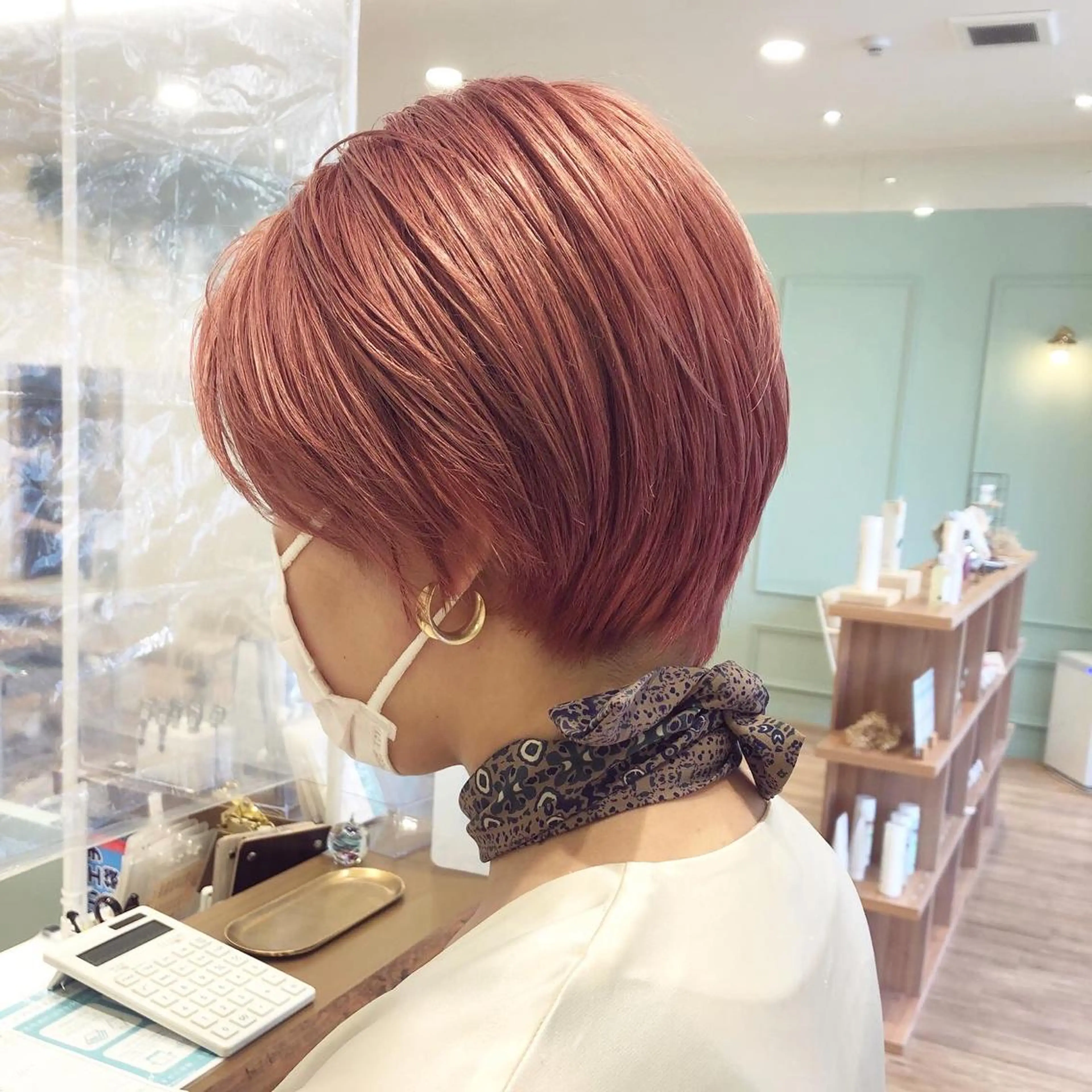 ショート カラー ブリーチ ケアブリーチ オレンジ オレンジピンク ピンクカラー ケアブリーチ 坪井佑樹のヘアスタイル