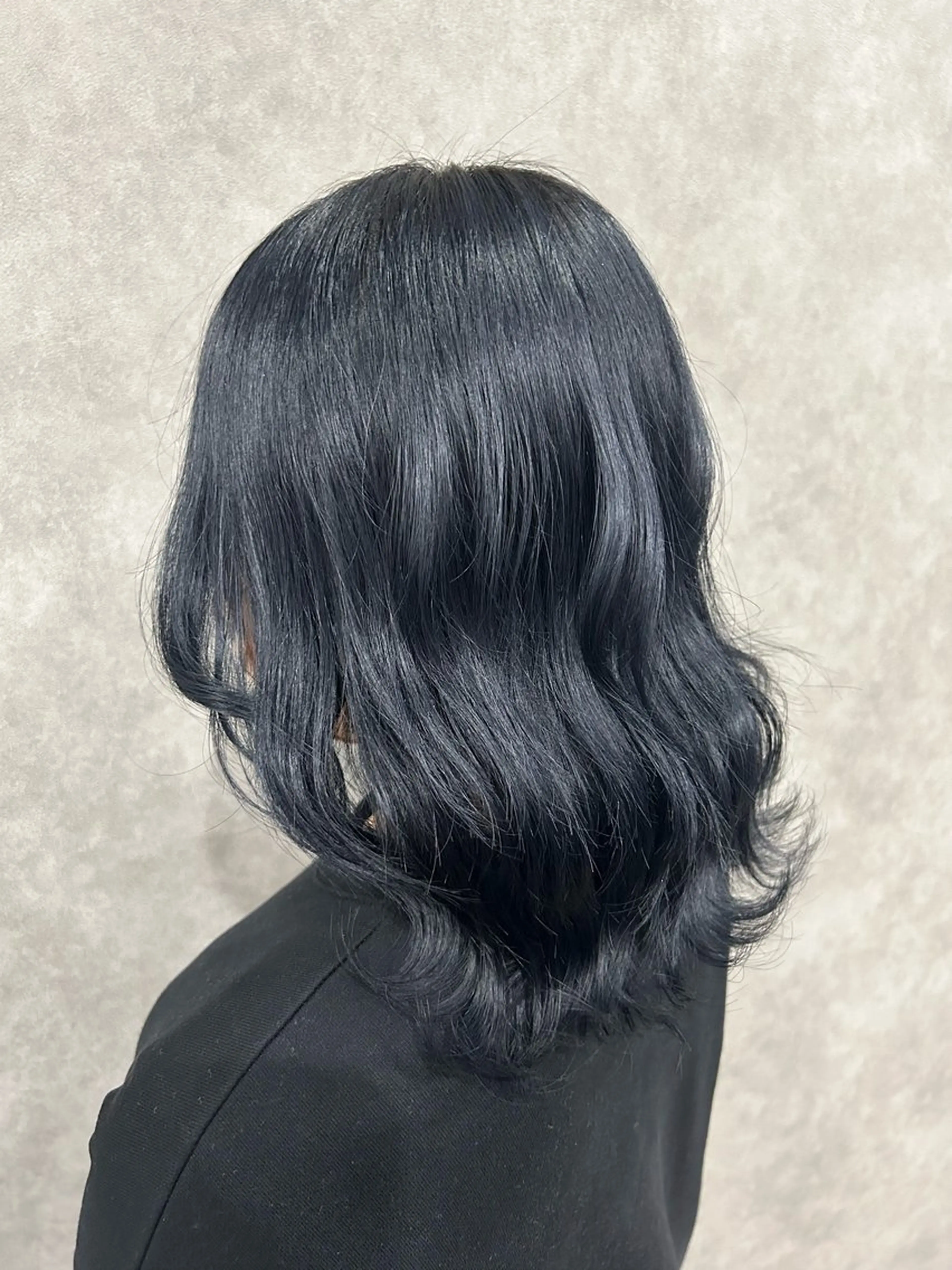 ミディアム カラー 黒髪 ブルーカラー ブルーブラック カット ヘアカラー トリートメント ミルクティー職人× HIROSEのヘアスタイル