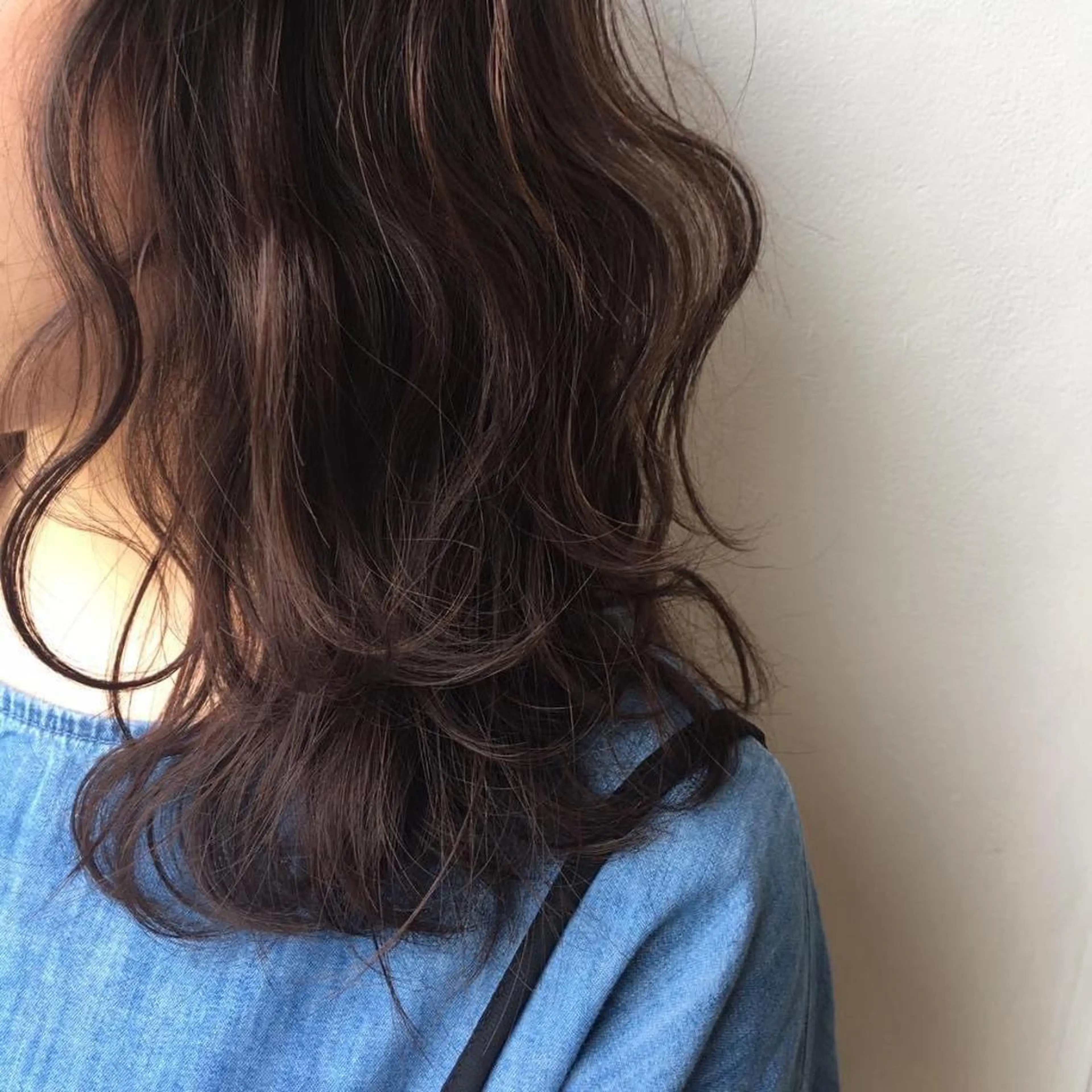 カラー ブリーチなしカラー/ 顔周りレイヤーカットのヘアスタイル