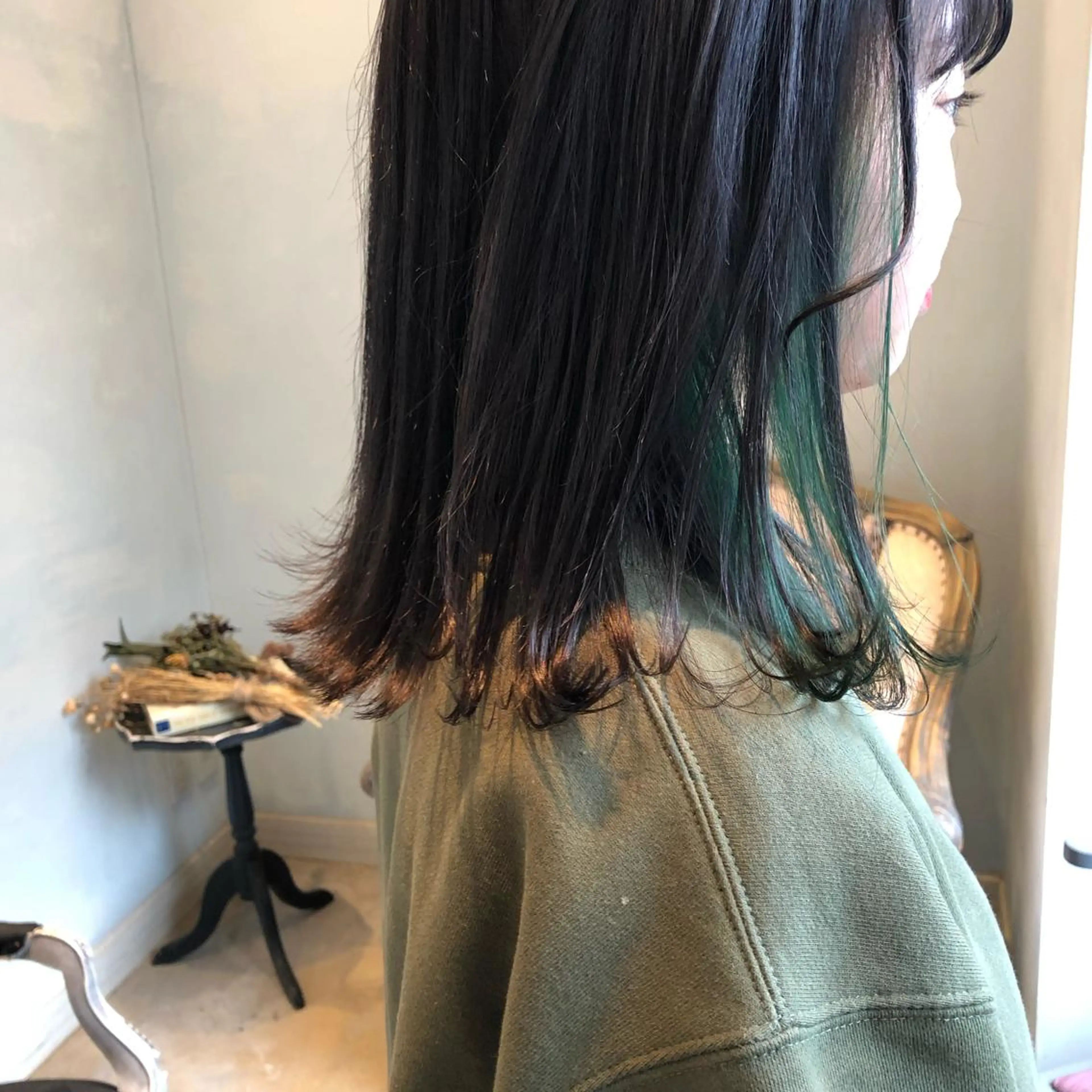 ミディアム カラー ダークグレー インナーカラー ヘアカラー 相川 愛実のヘアスタイル