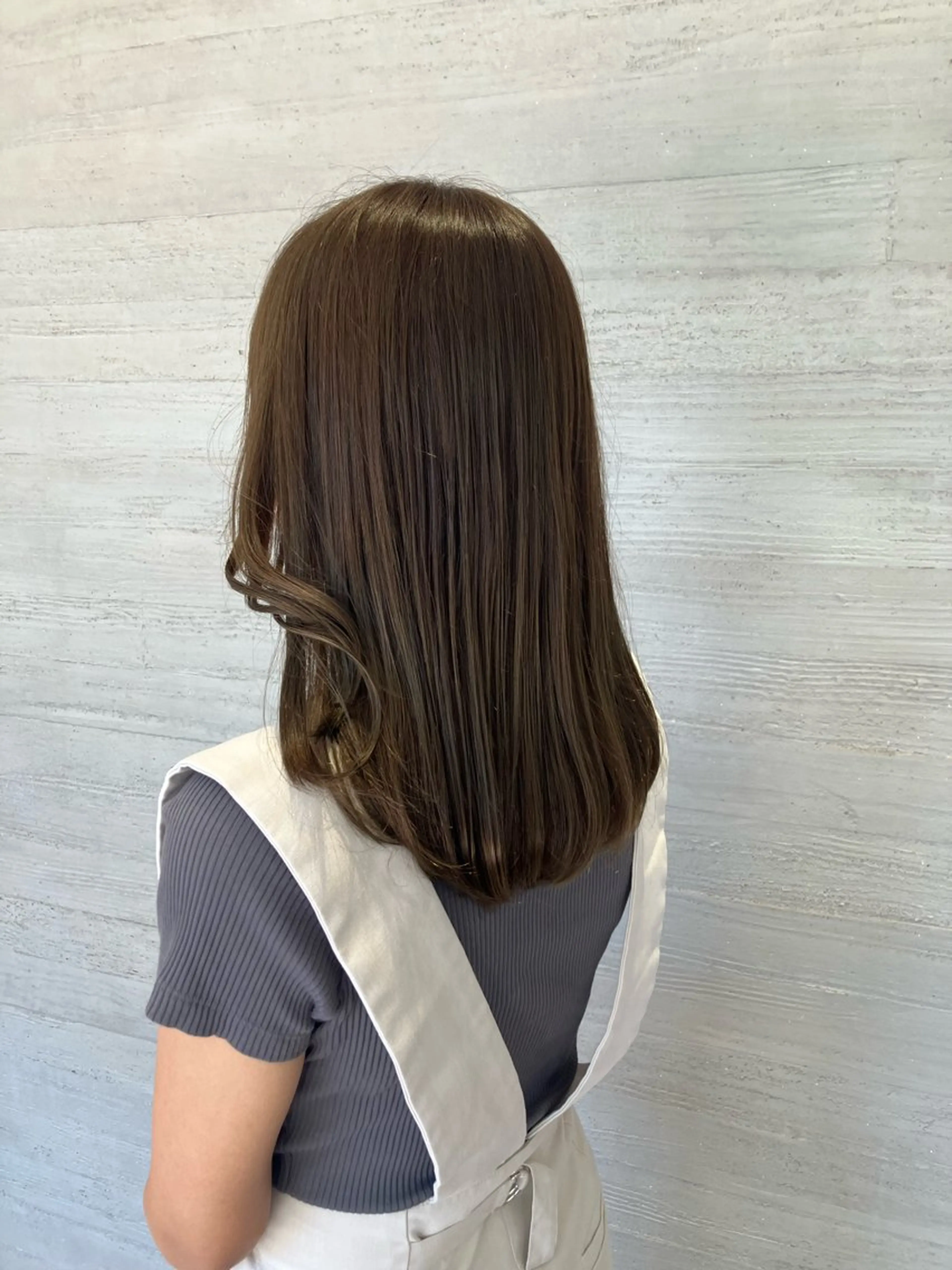 セミロング カラー グレージュ オリーブグレージュ オリーブグレー レイヤーカット サキ🤍ハイトーン 🩰くびれ巻きヘアのヘアスタイル