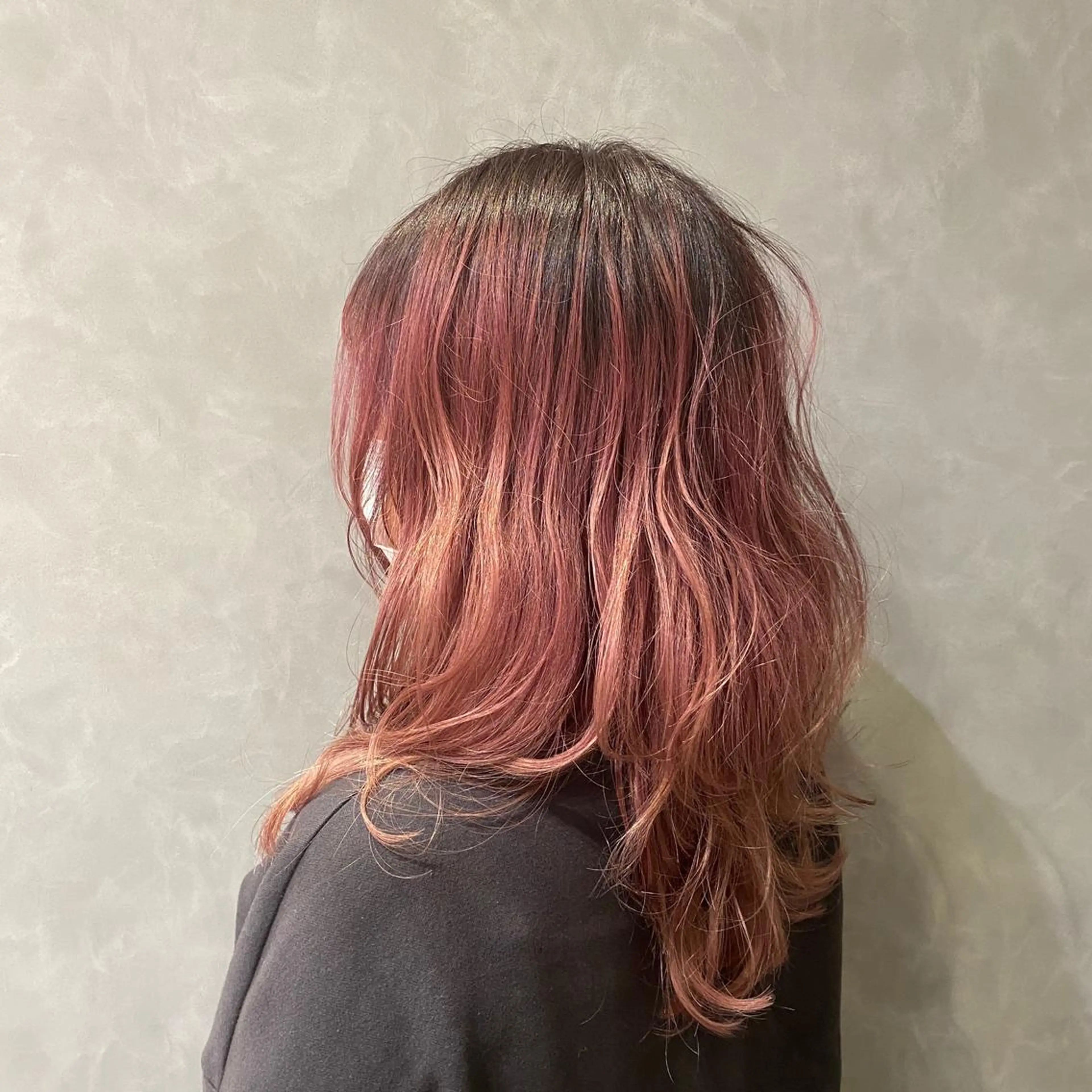 ロング カラー ブリーチ グラデーションカラー ピンクカラー オタク特化美容師💟 チバコナツのヘアスタイル