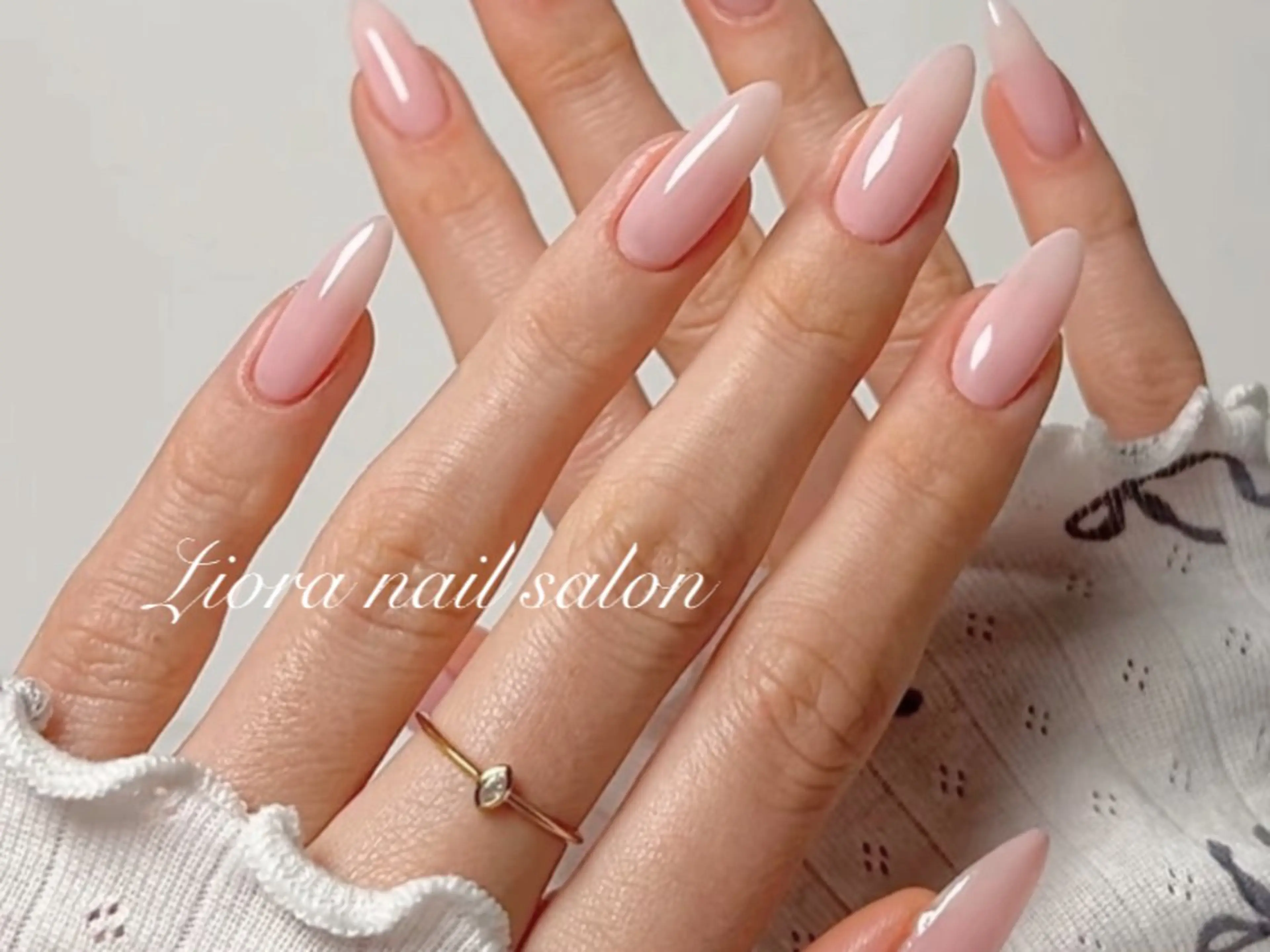 ネイル フレンチネイル ジェルネイル ガーリー グラデーション キラキラネイル フットネイル Liora nail スカルプ専門店のネイルデザイン