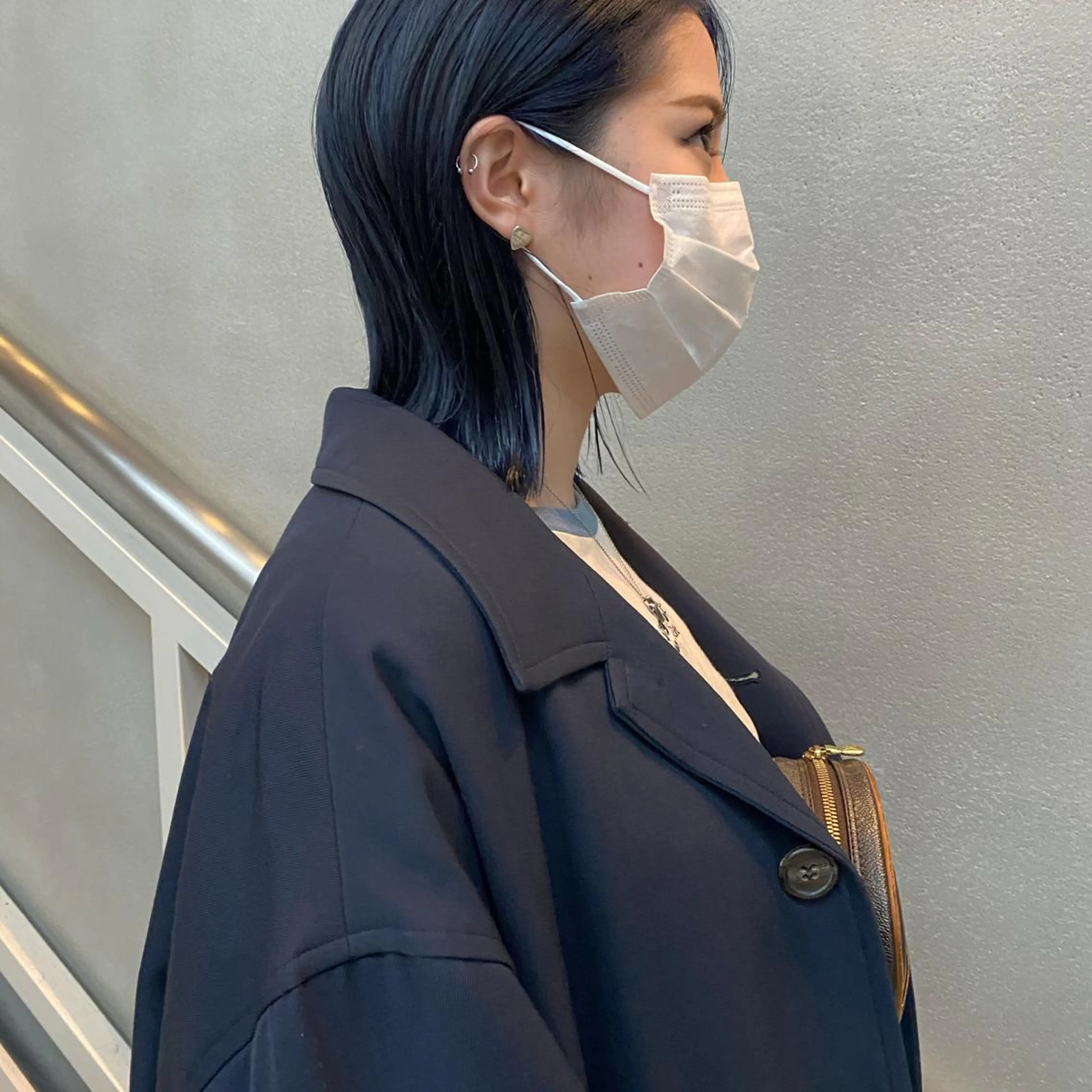 ミディアム カラー ブリーチ ネイビーカラー ウルフカット 811 大阪梅田 ウルフのヘアスタイル