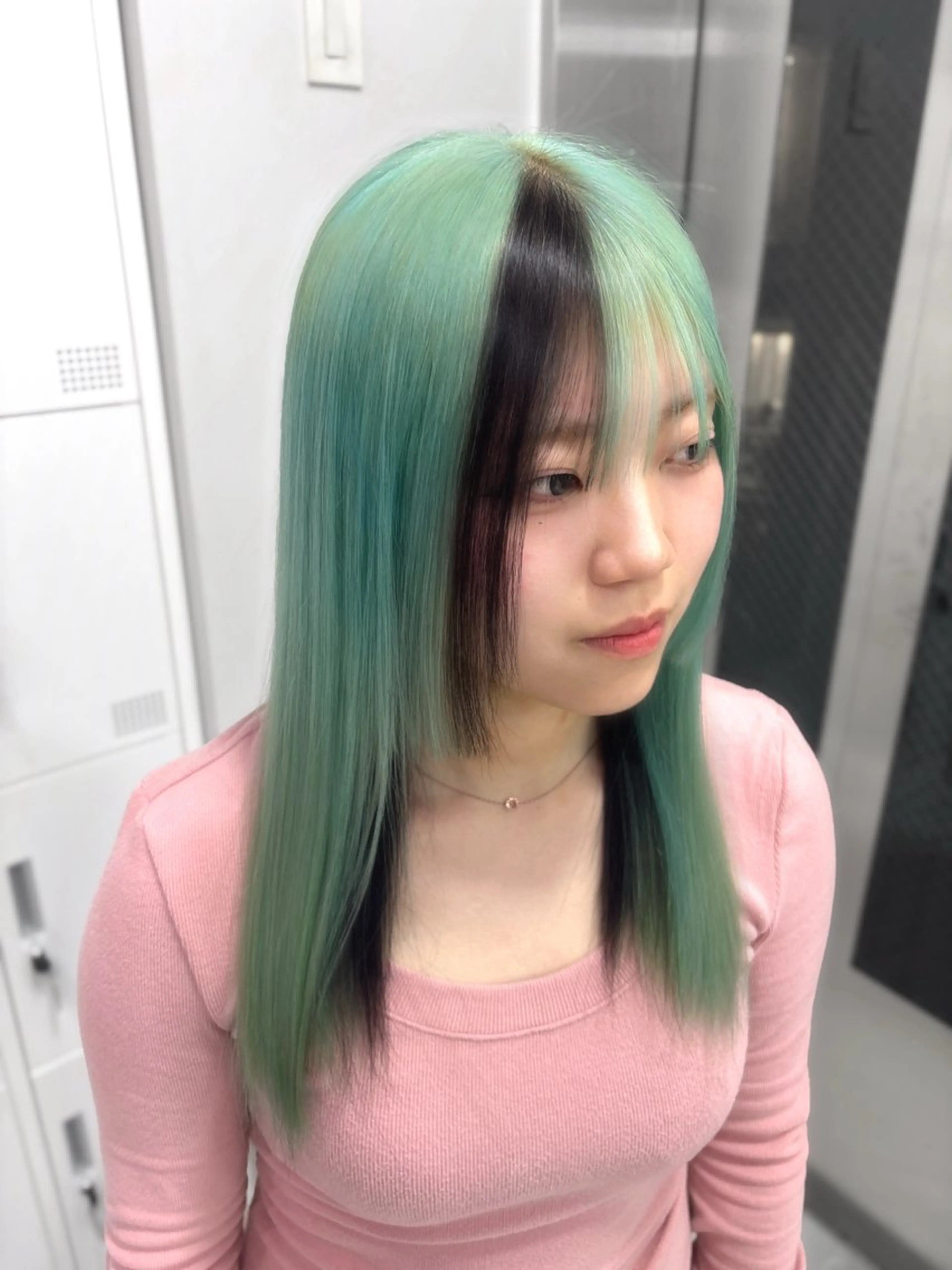 カラー ブリーチ 透明感カラー デザインカラー ハイトーンカラー ミント ヘアカラー 艶カラー💞 amiのヘアスタイル