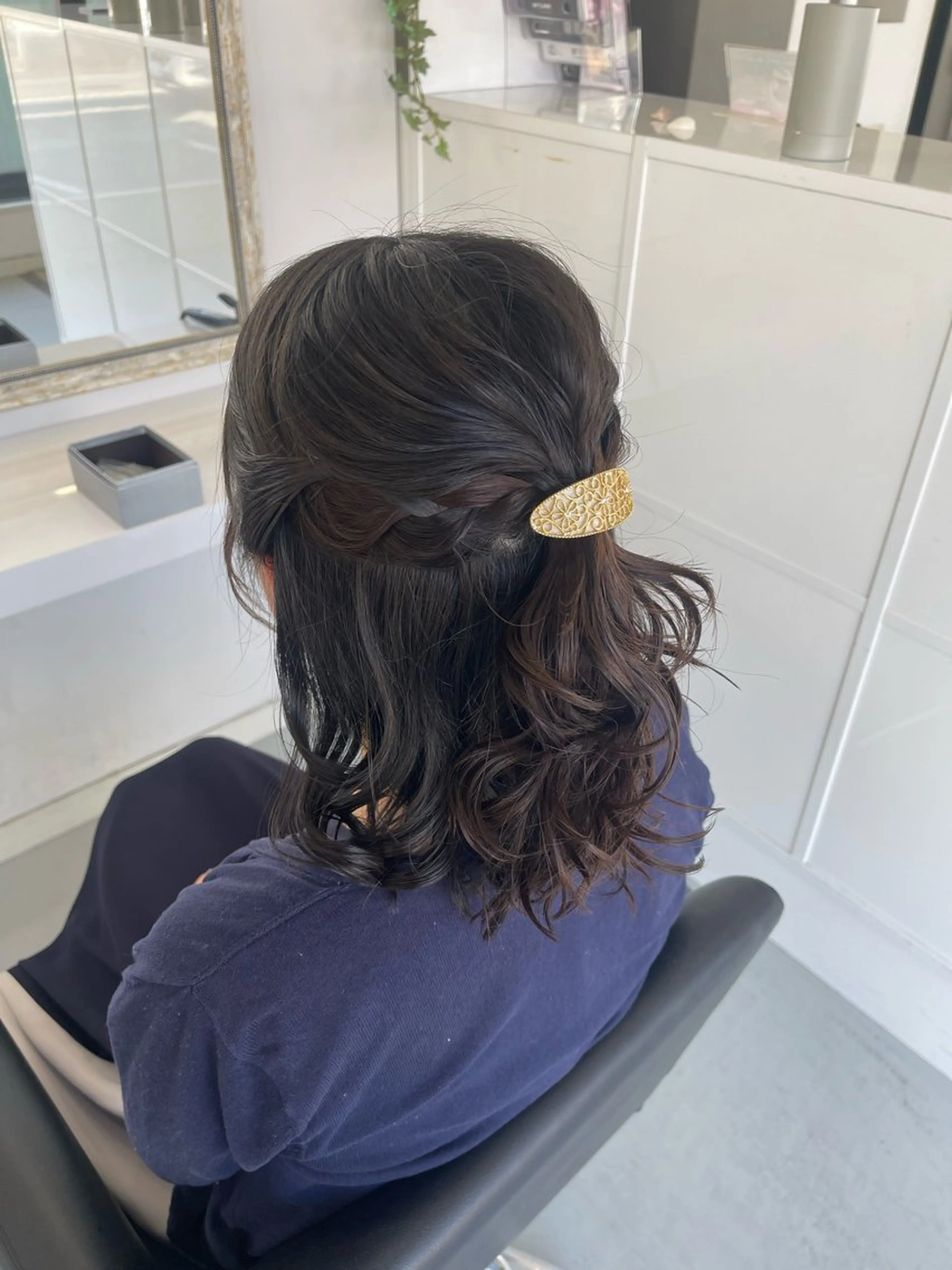 ヘアアレンジ ハーフアップ 超透明感カラー🦋韓 国羽エクステ🪽🫧のヘアスタイル