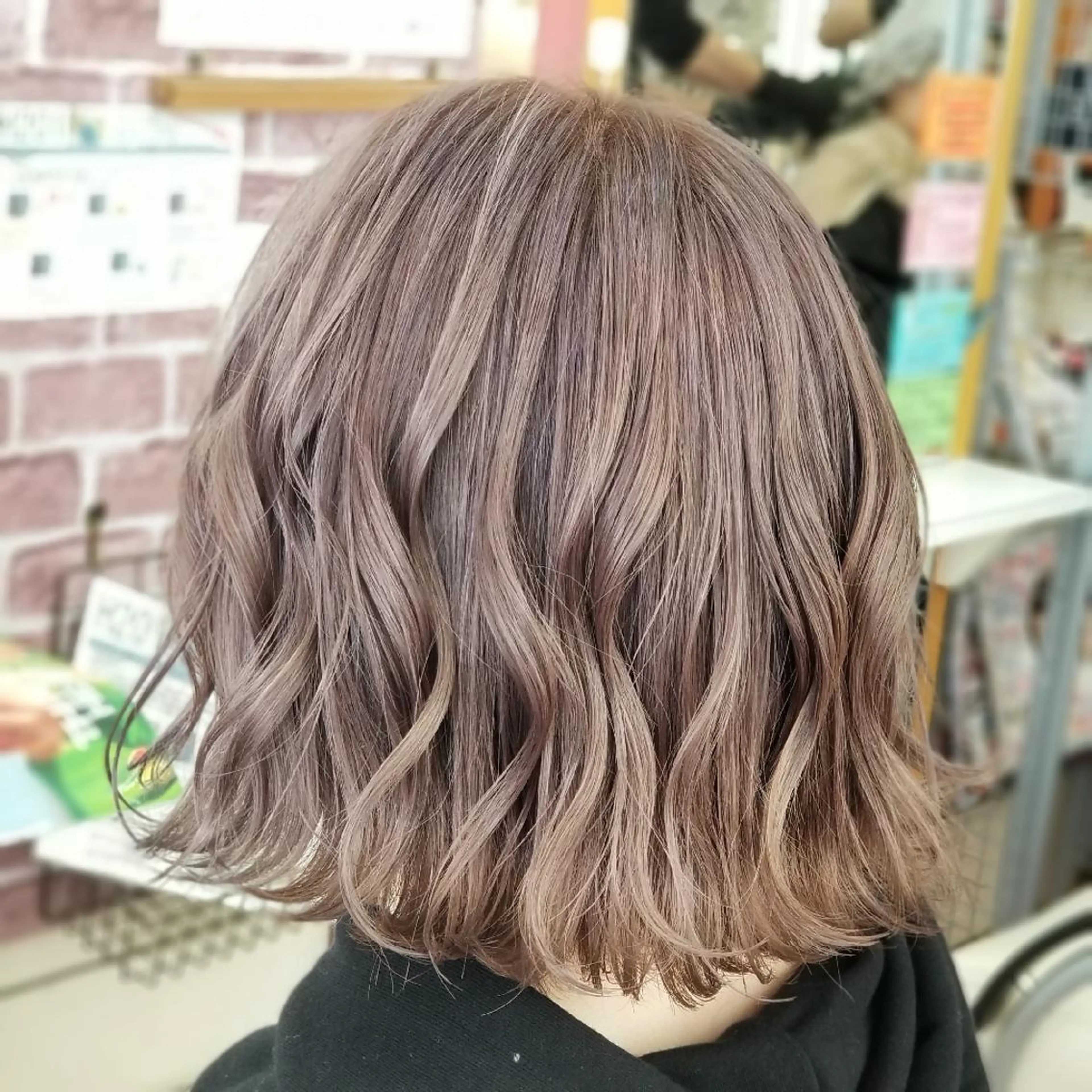 ミディアム アッシュ アッシュブラウン 外ハネヘア カット ヘアカラー 植田 /エクステ /ブリーチ/髪質改善のヘアスタイル