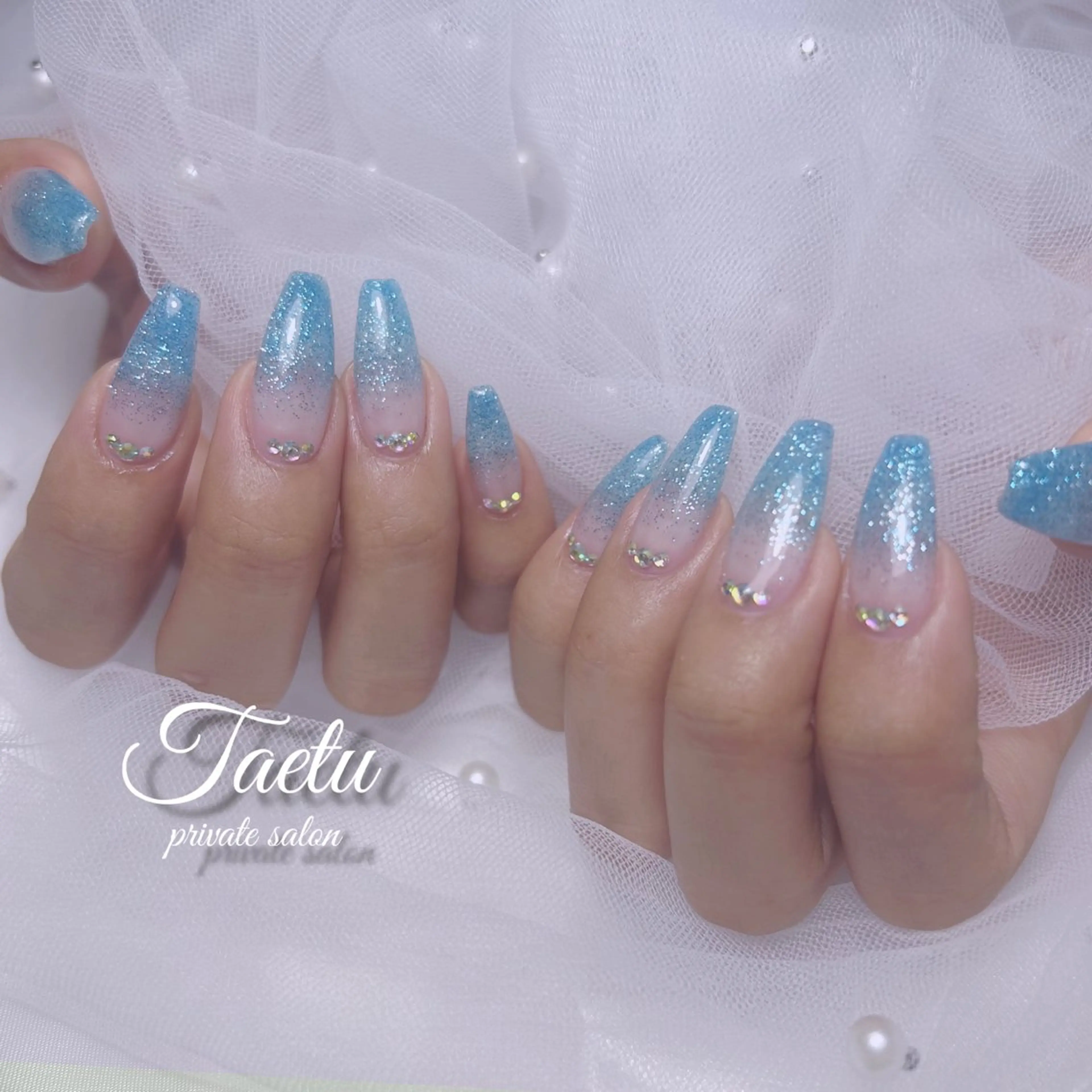 ネイル ブルー フラッシュネイル キラキラネイル ラメ(グリッター) 水色 ハンドネイル フットネイル 𝐓𝐀𝐄𝐓𝐔 💜Ayumiのネイルデザイン