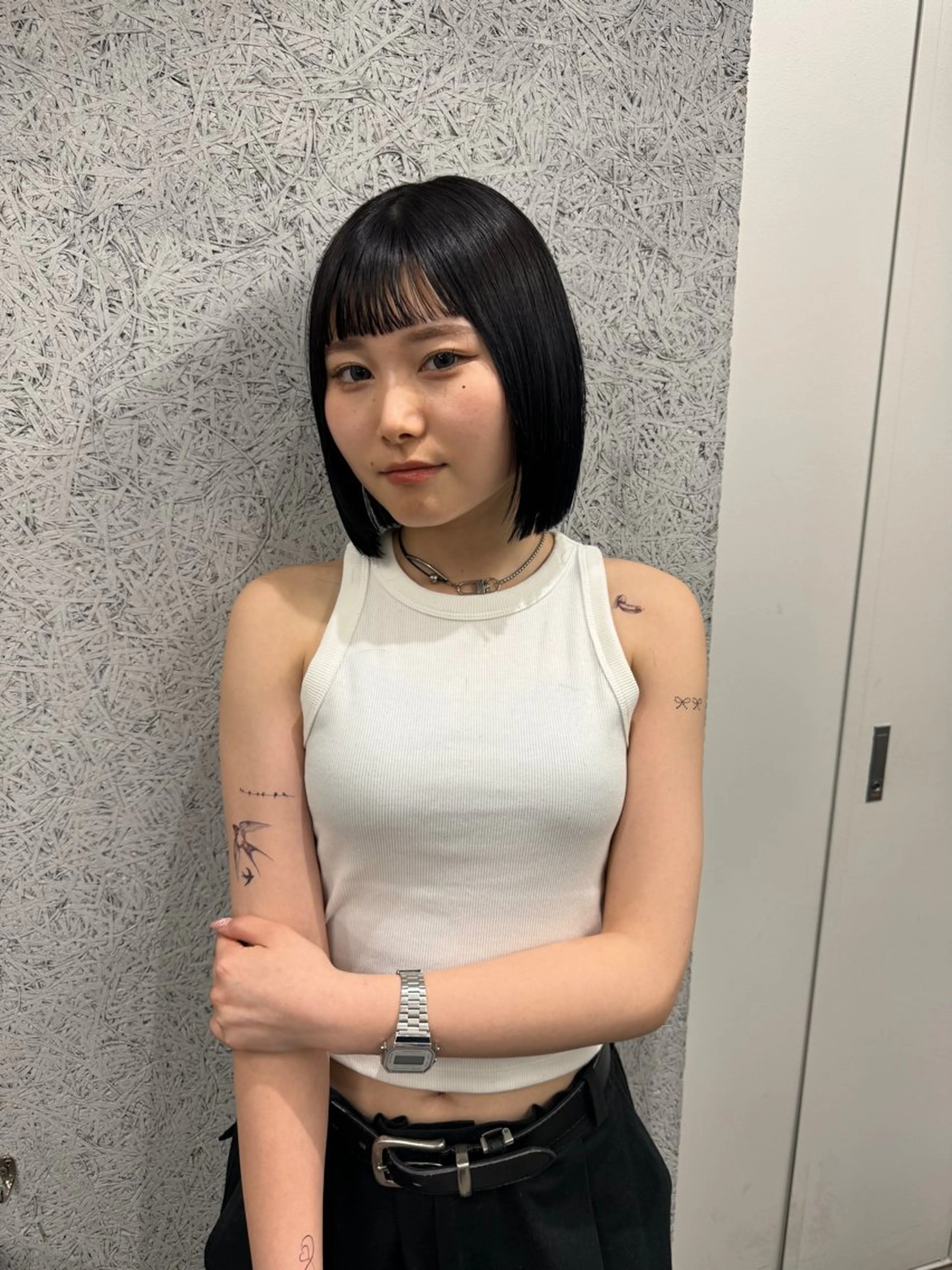 ショート カラー 切りっぱなしボブ レイヤー/縮毛矯正のヘアスタイル