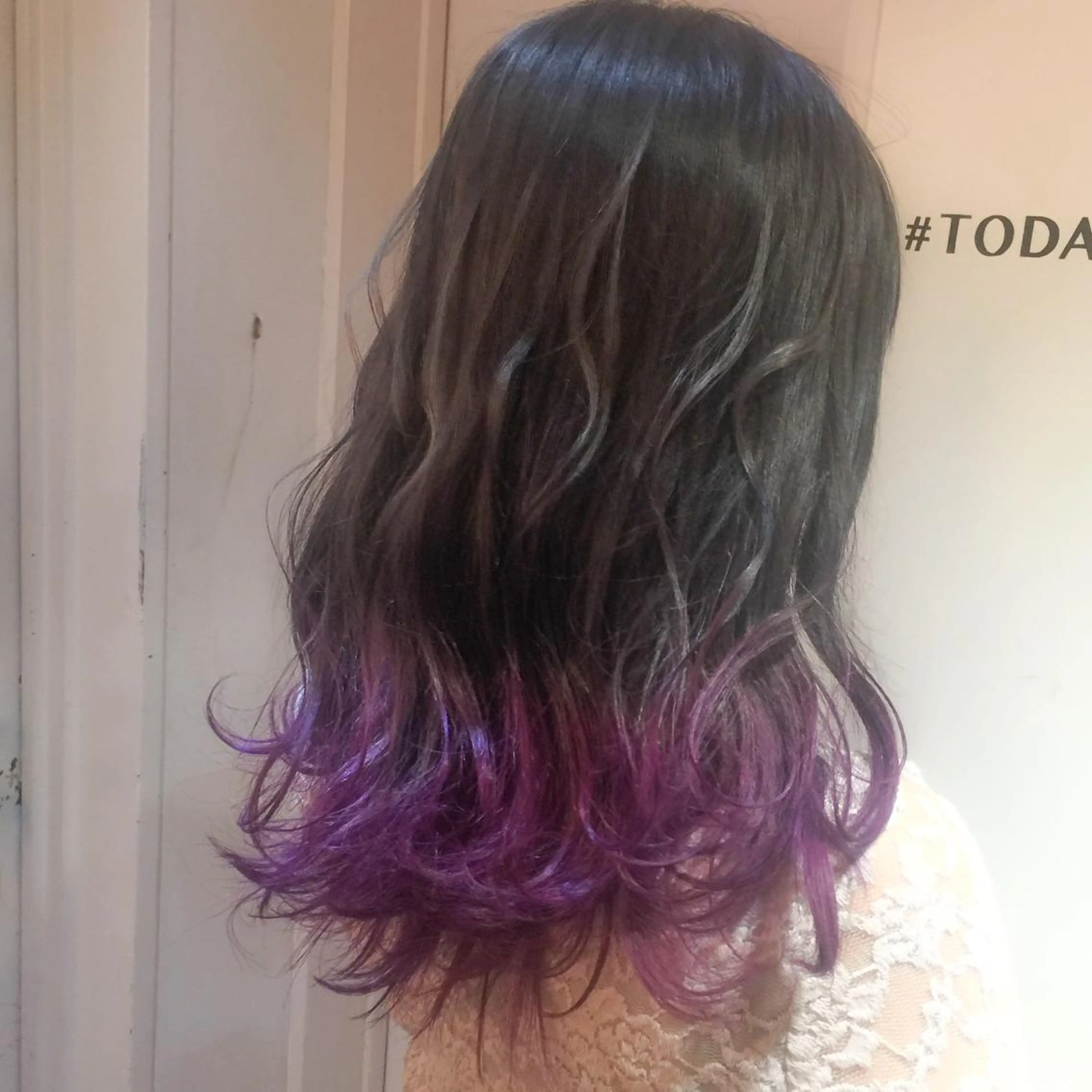 セミロング カラー グラデーションカラー パープルカラー ホワイト&レイヤーカ ットエクステ長畠俊輔のヘアスタイル