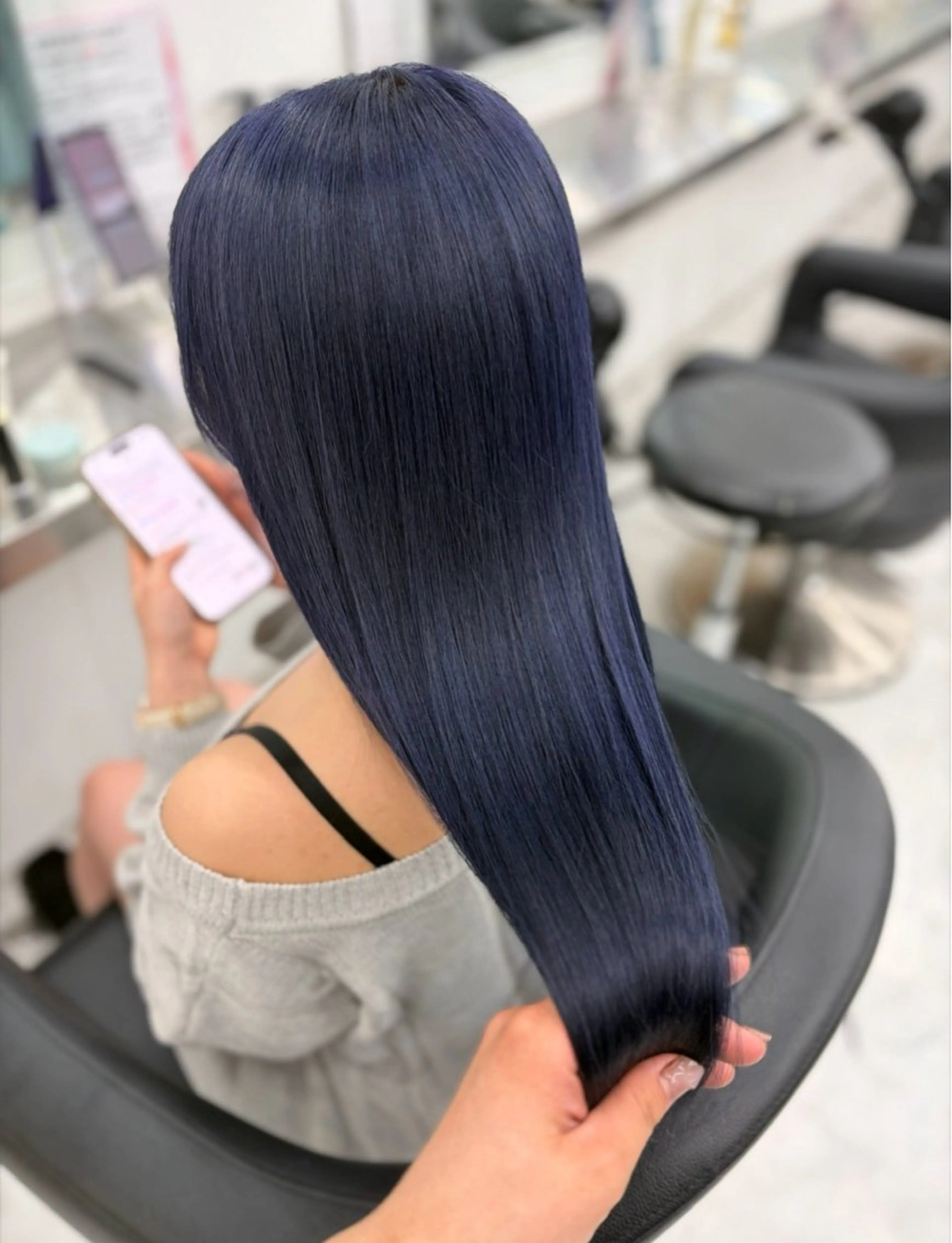 ロング カラー ヘアカラー トリートメント ハイトーン💫 寒色カラー💎もかのヘアスタイル