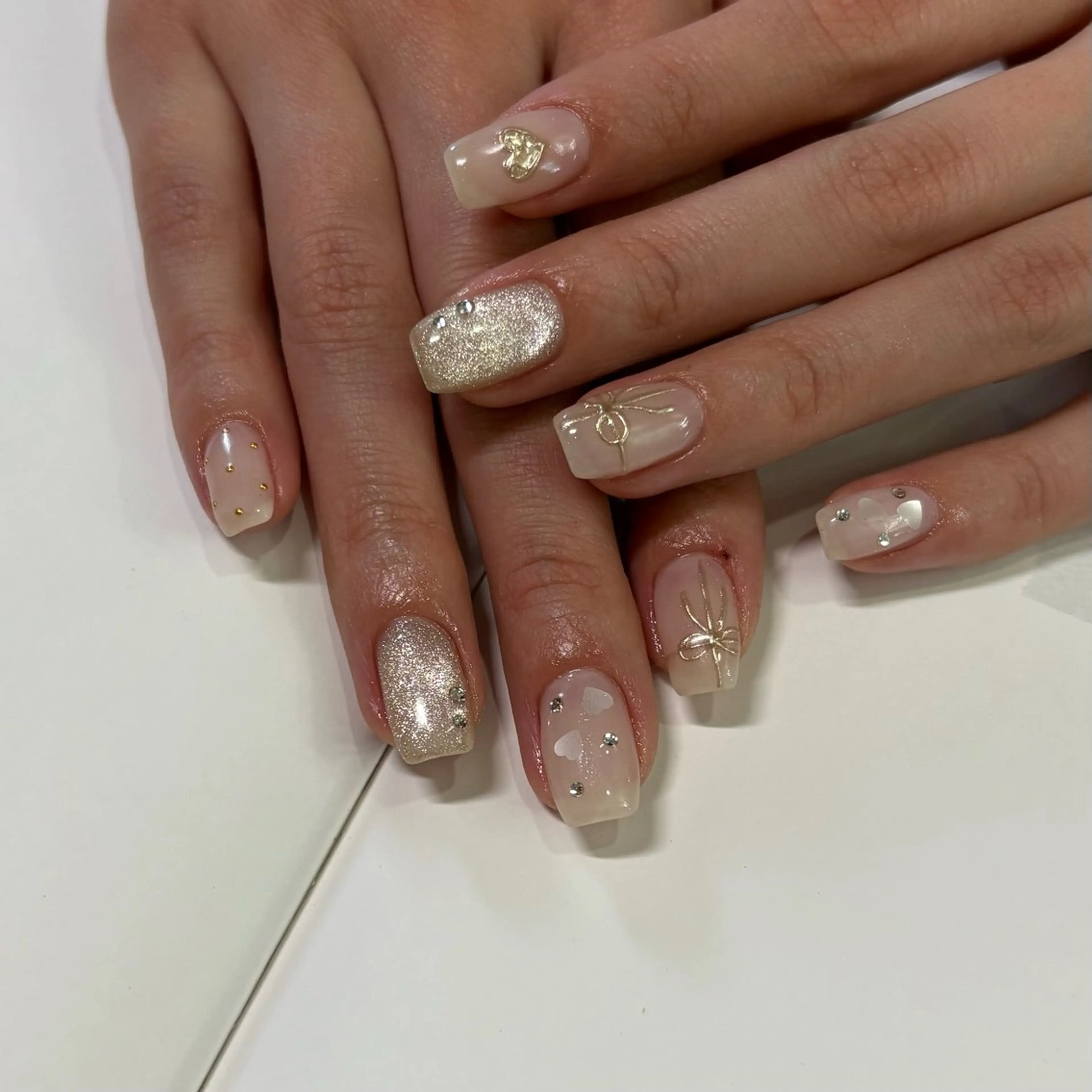 ネイル ホワイト ハンドネイル ネイルズシャトン🪡 ネイリスト齊藤のネイルデザイン