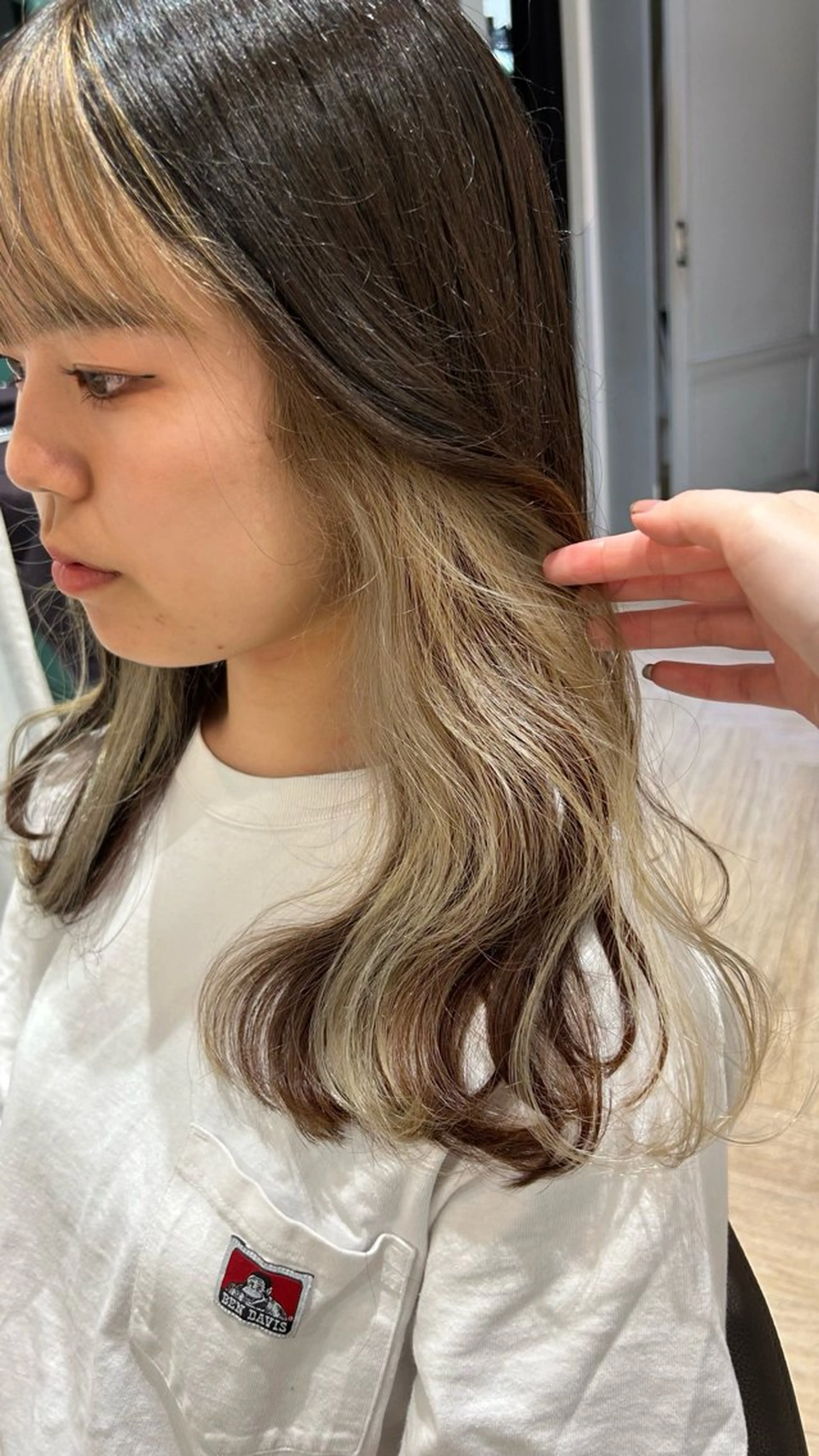 ロング カラー ベージュカラー イヤリングカラー ホワイトベージュ ヘアカラー 砂野 真璃奈のヘアスタイル
