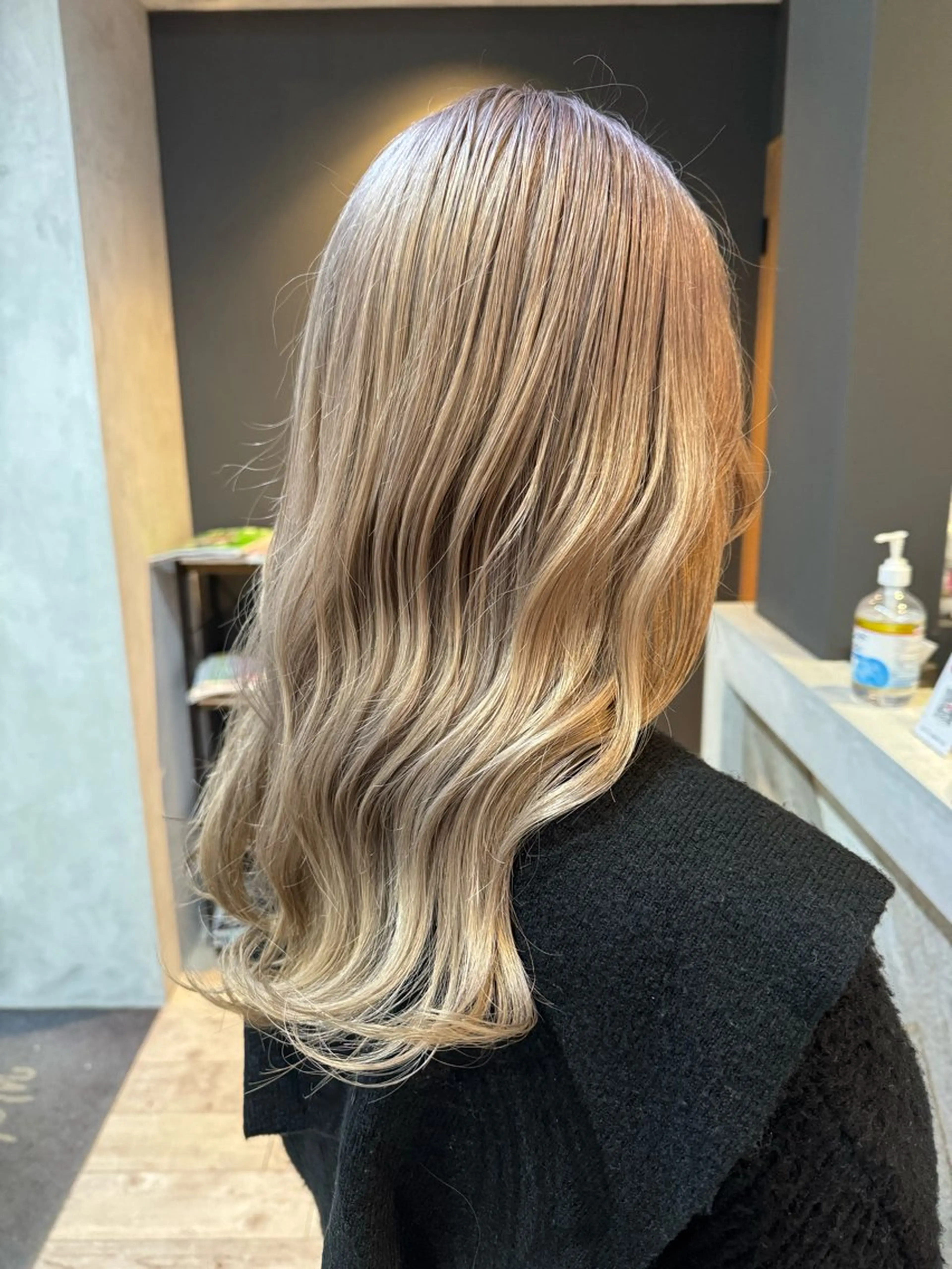 セミロング カラー ベージュカラー ブリーチ ダブルカラー ホワイトベージュ ワタナベ テルマサのヘアスタイル