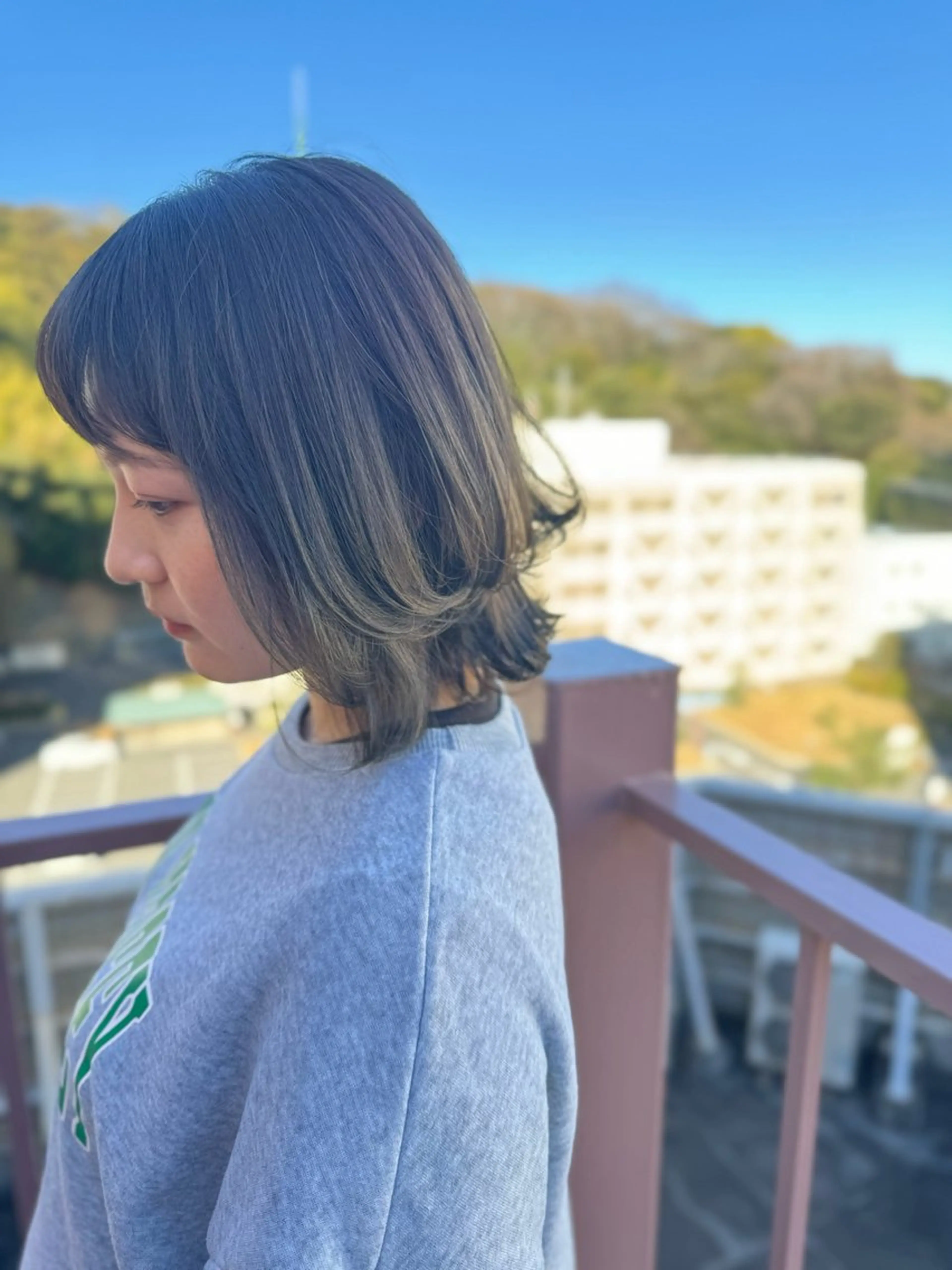 ミディアム カラー アッシュ ブリーチ ブリーチなしカラー オリーブアッシュ カット ヘアカラー トリートメント Viage （ビアージュ）のヘアスタイル