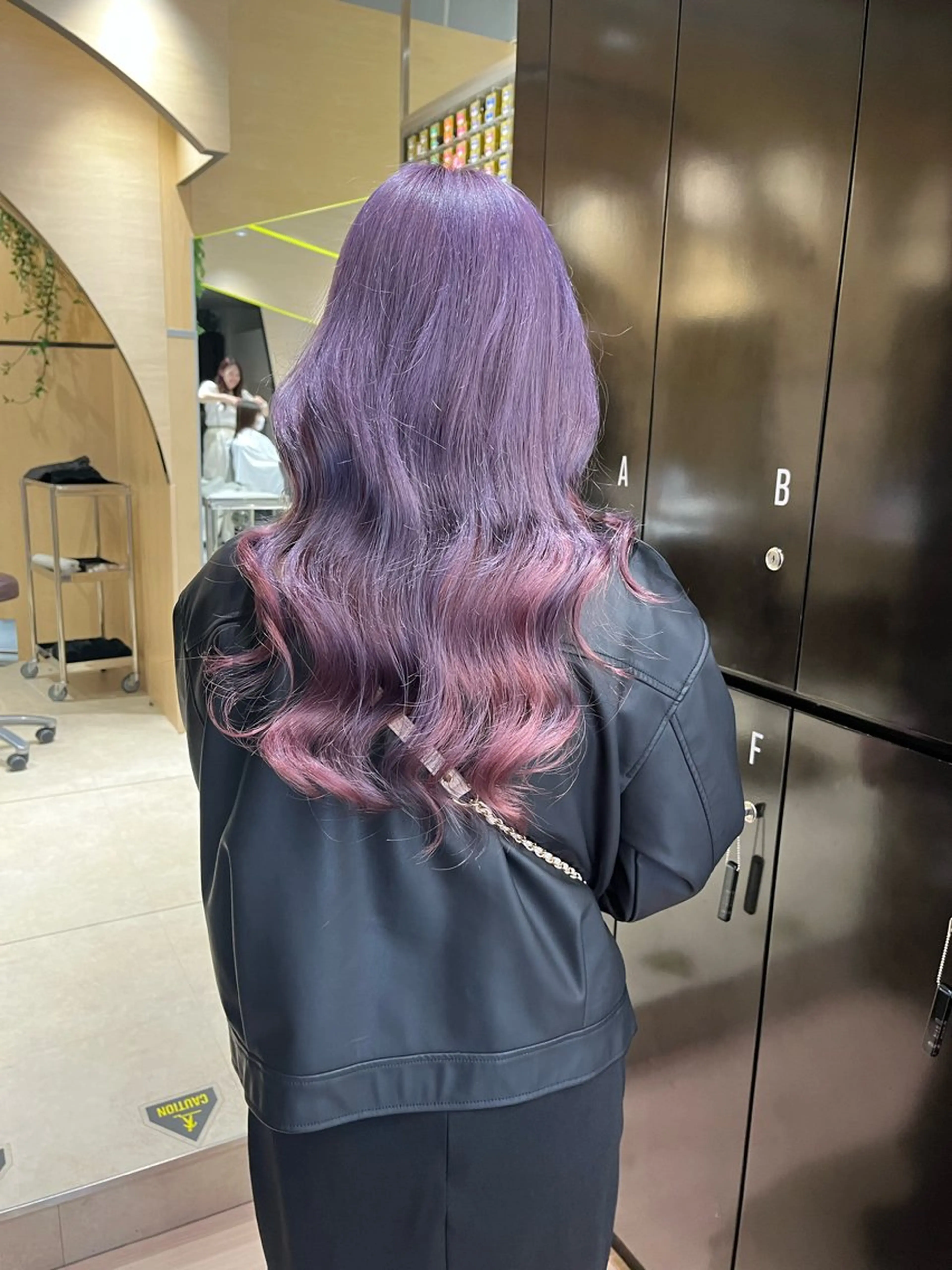 ロング カラー ハイトーンカラー 山下 とよかのヘアスタイル