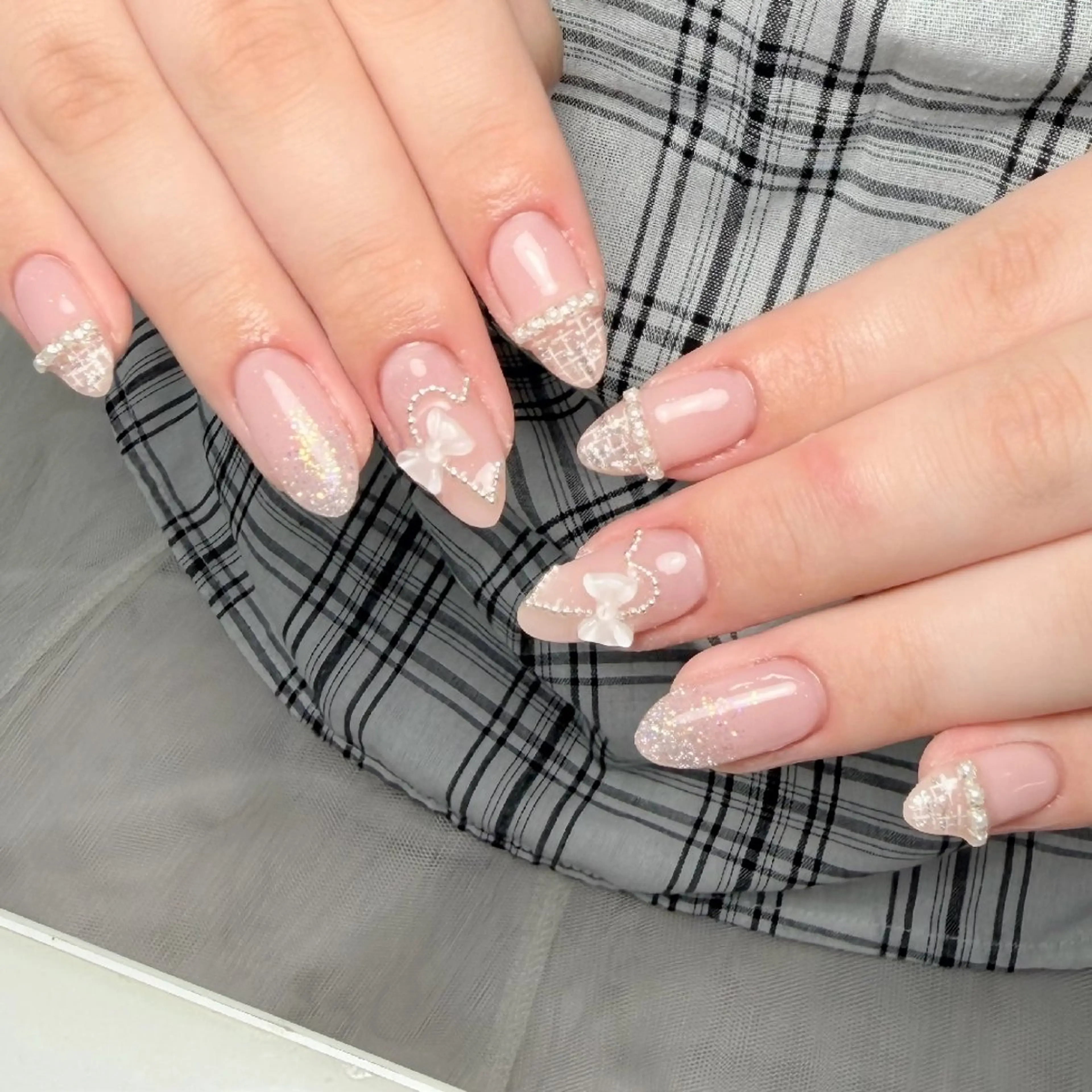 ネイル チークネイル フレンチネイル ジェルネイル ガーリー キラキラネイル ハンドネイル UM Nail Salonのネイルデザイン