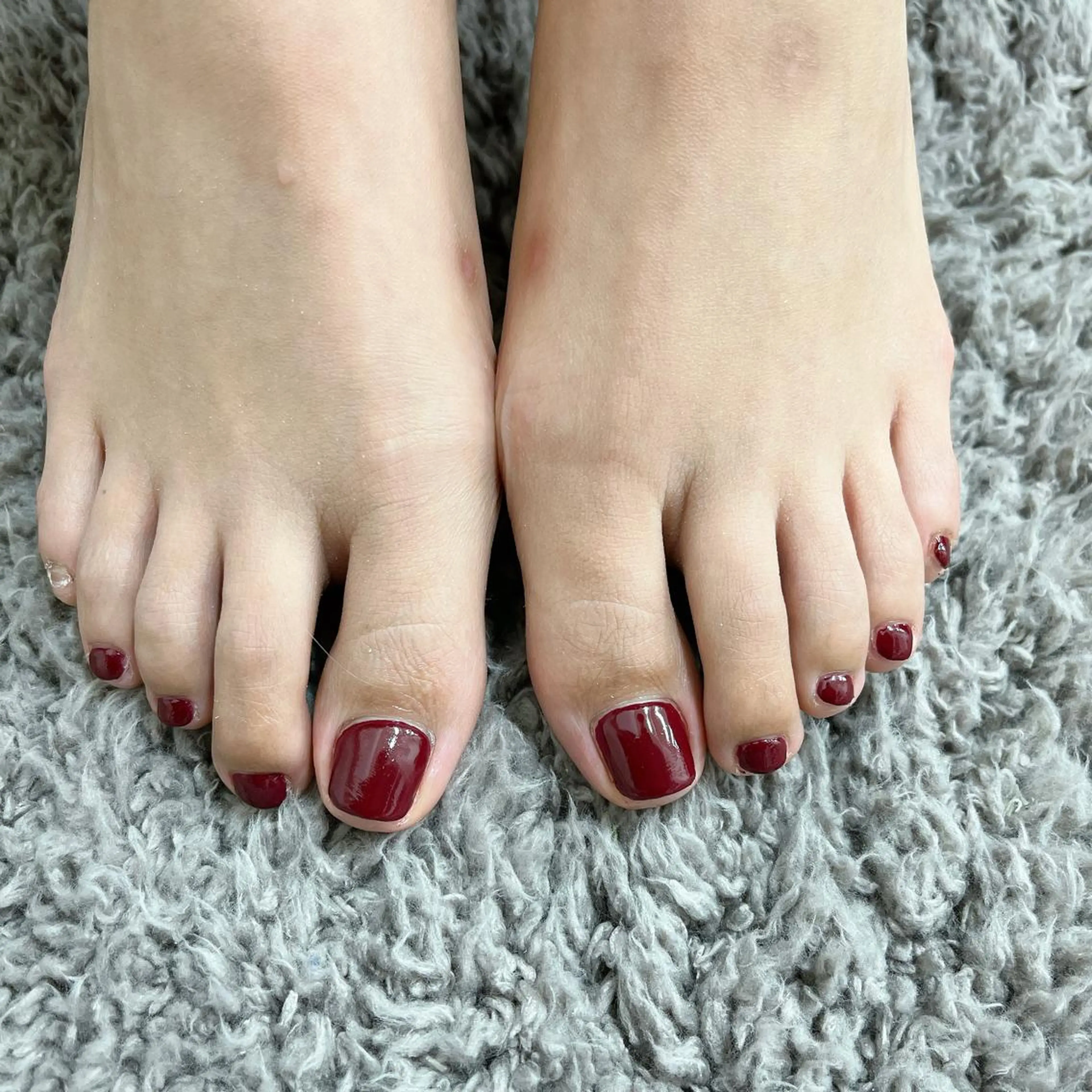 ネイル ボルドー フットネイル ワンカラーネイル シンプルネイル Bianca TORII🌞のネイルデザイン