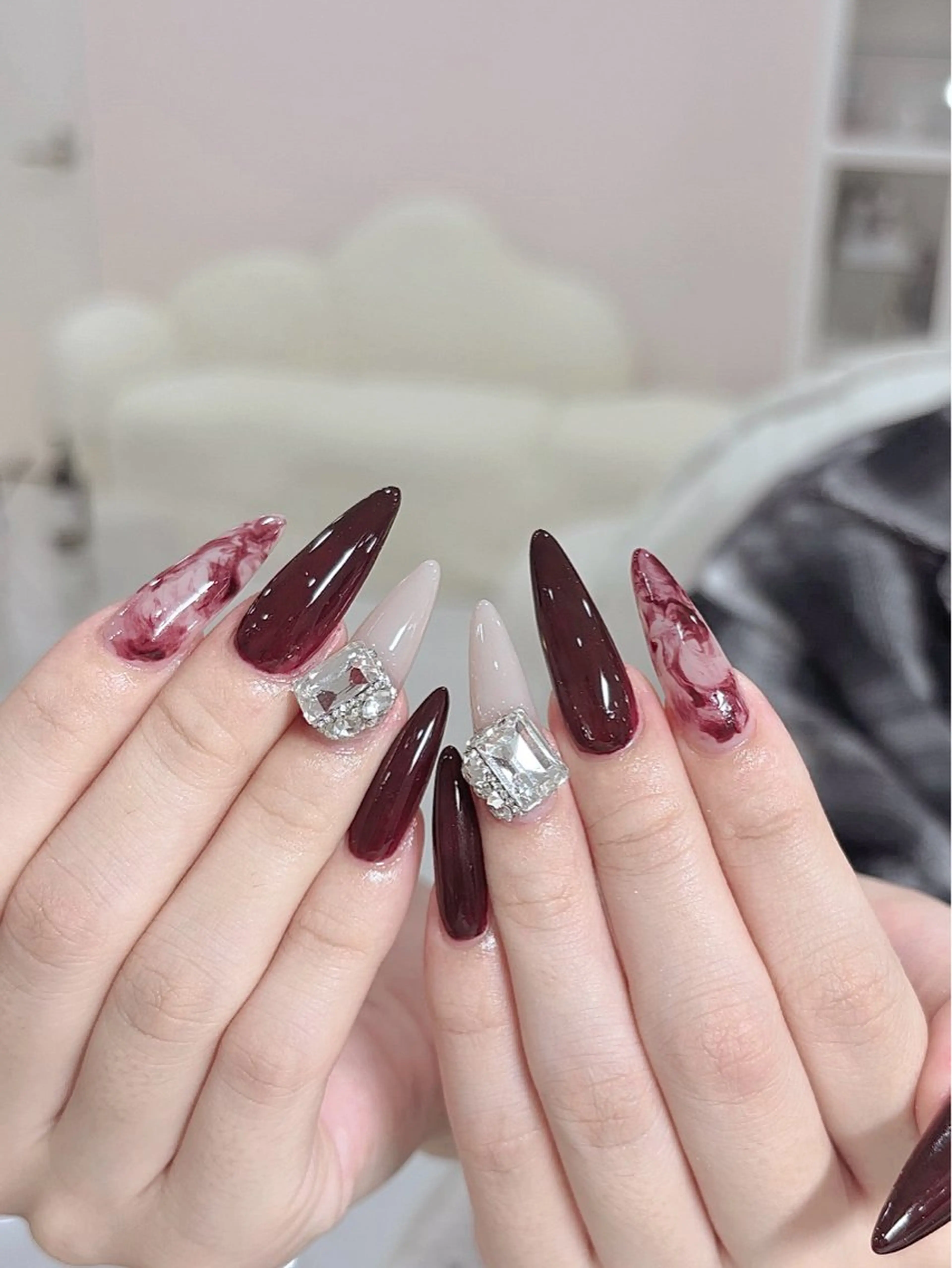 ネイル ボルドー キラキラネイル ニュアンスネイル ワンホンネイル ハンドネイル FLY Nail Salonのネイルデザイン