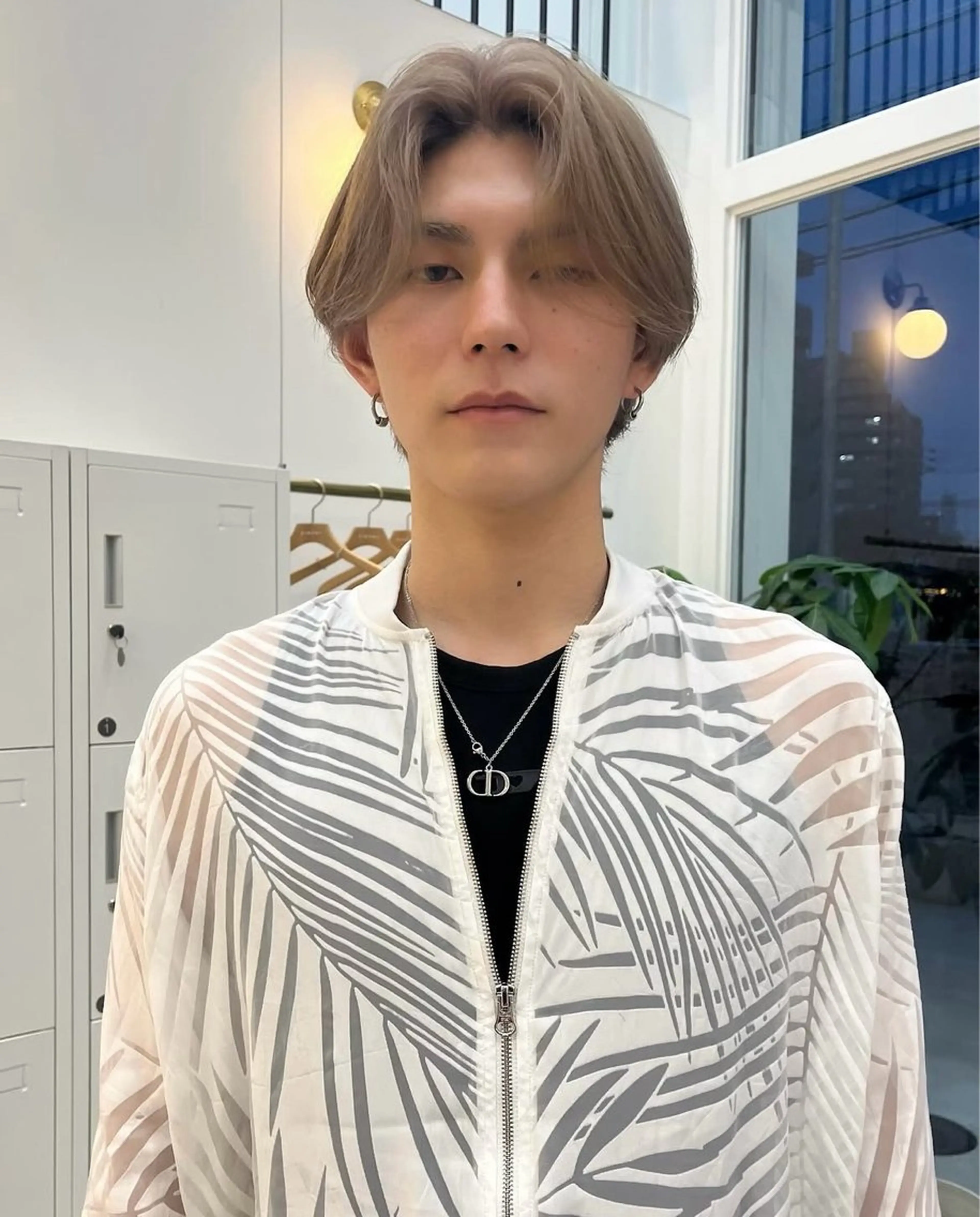 ショート メンズ センターパート フェザーパーマ メンズパーマ メンズツイストパーマ 波巻きパーマ 網谷 萌夏のヘアスタイル