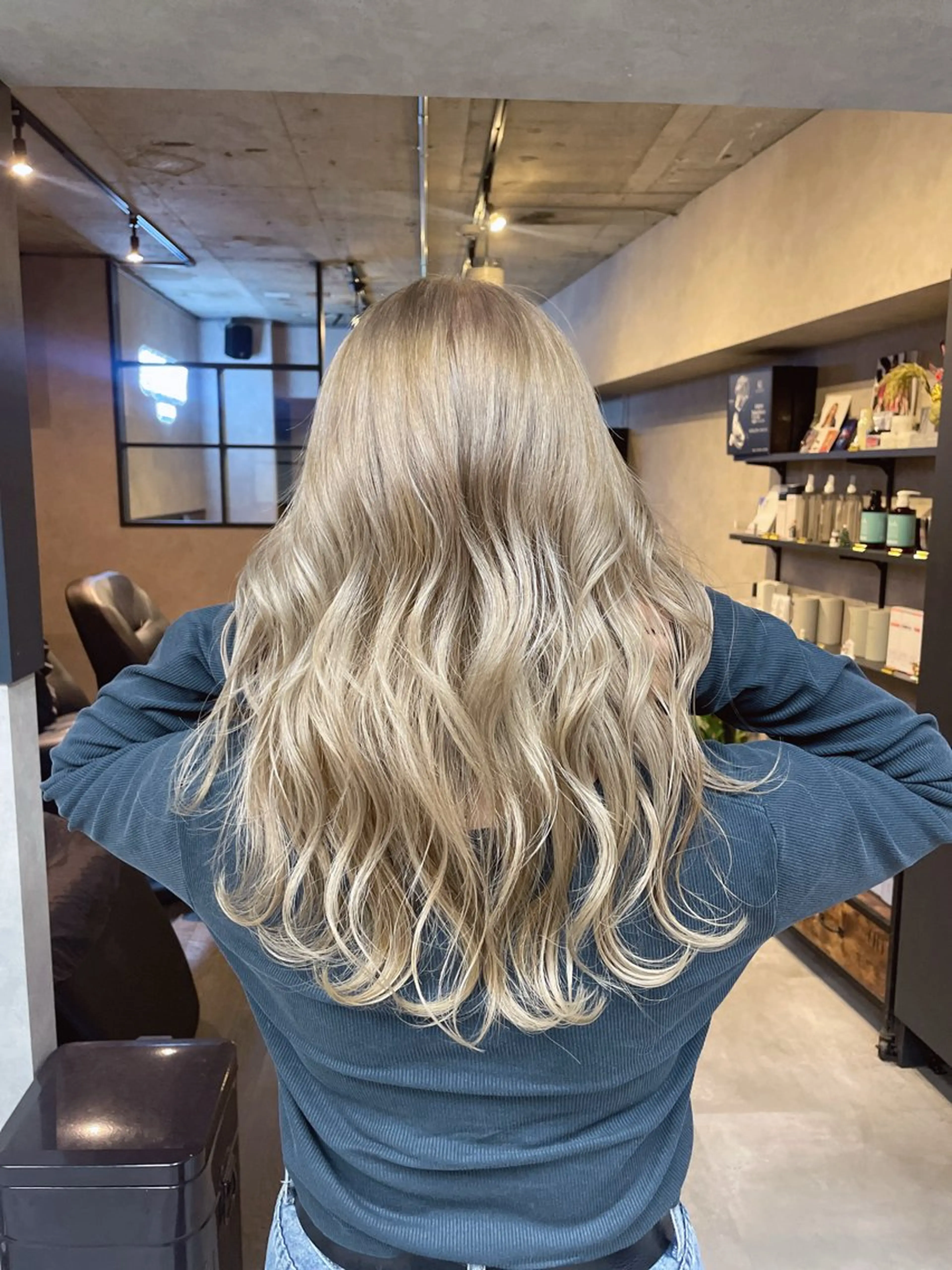 セミロング カラー ブロンド ホワイトブロンド レイヤーカット SUNNY ななのヘアスタイル