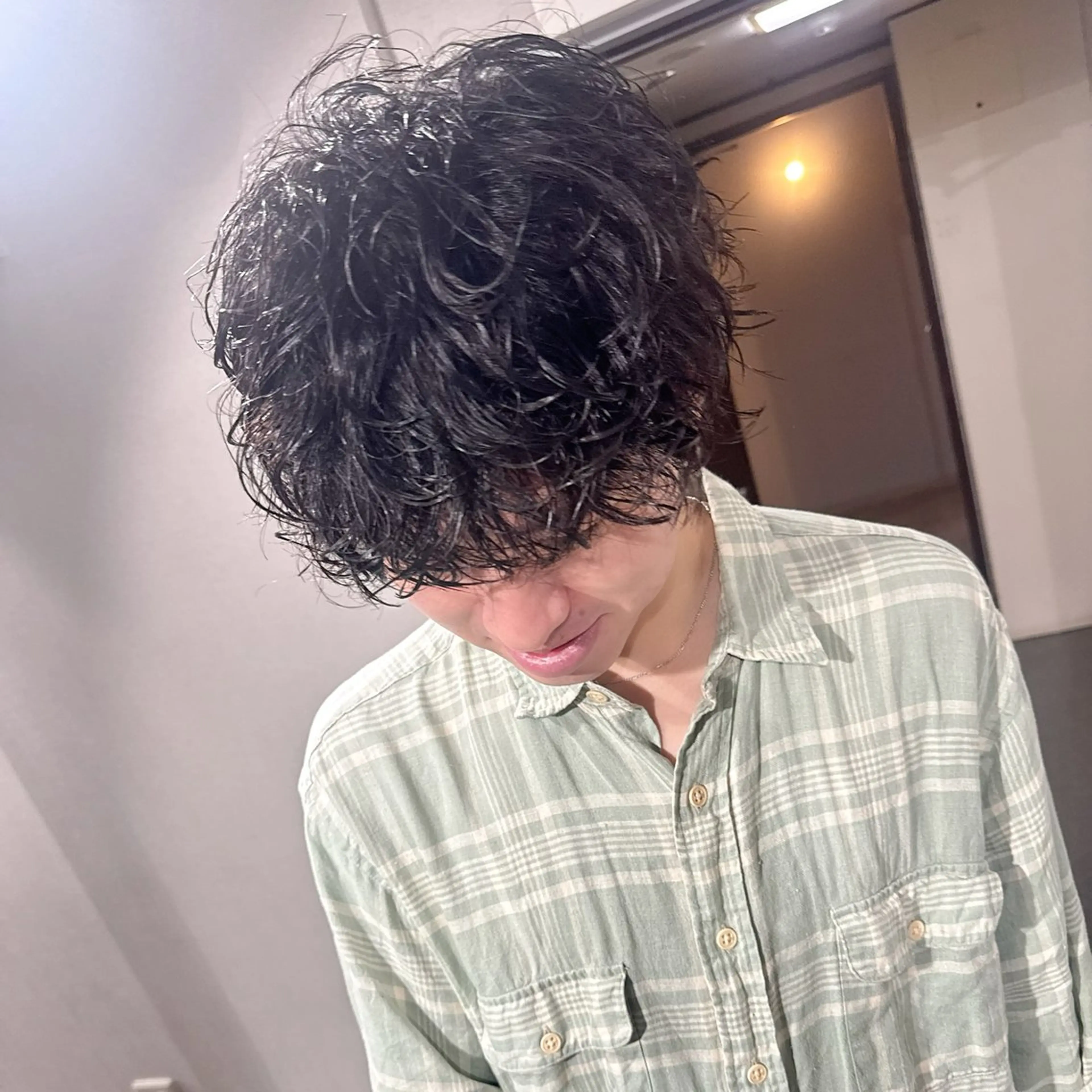 メンズ ビジネス センターパート メンズ韓国風 メンズパーマ カット パーマ シャドウ/フェザー ニュアンスヘアメンズのヘアスタイル