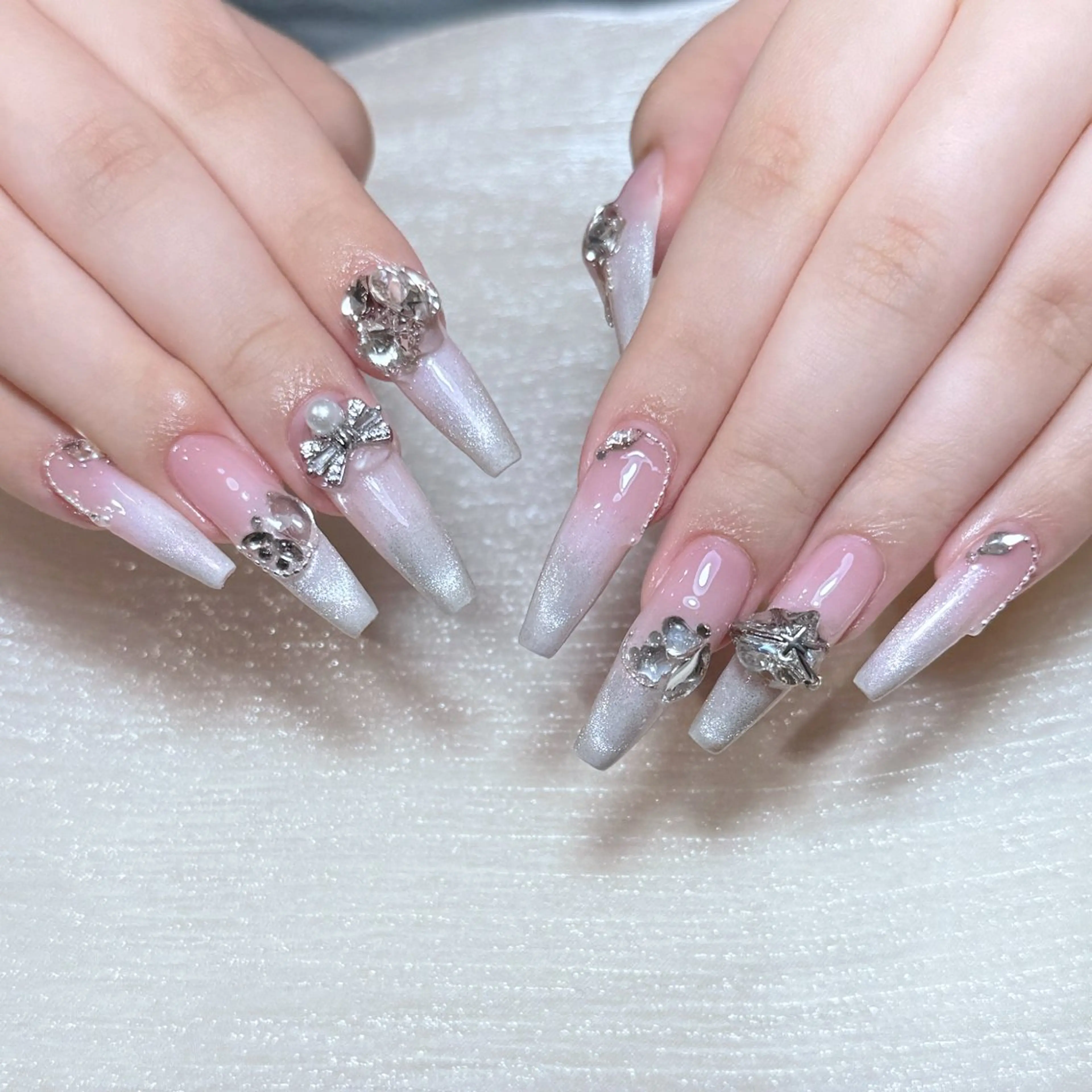 ネイル アートネイル オーロラネイル フラッシュネイル ガーリー キラキラネイル ハンドネイル Una NAILMANAMIのネイルデザイン