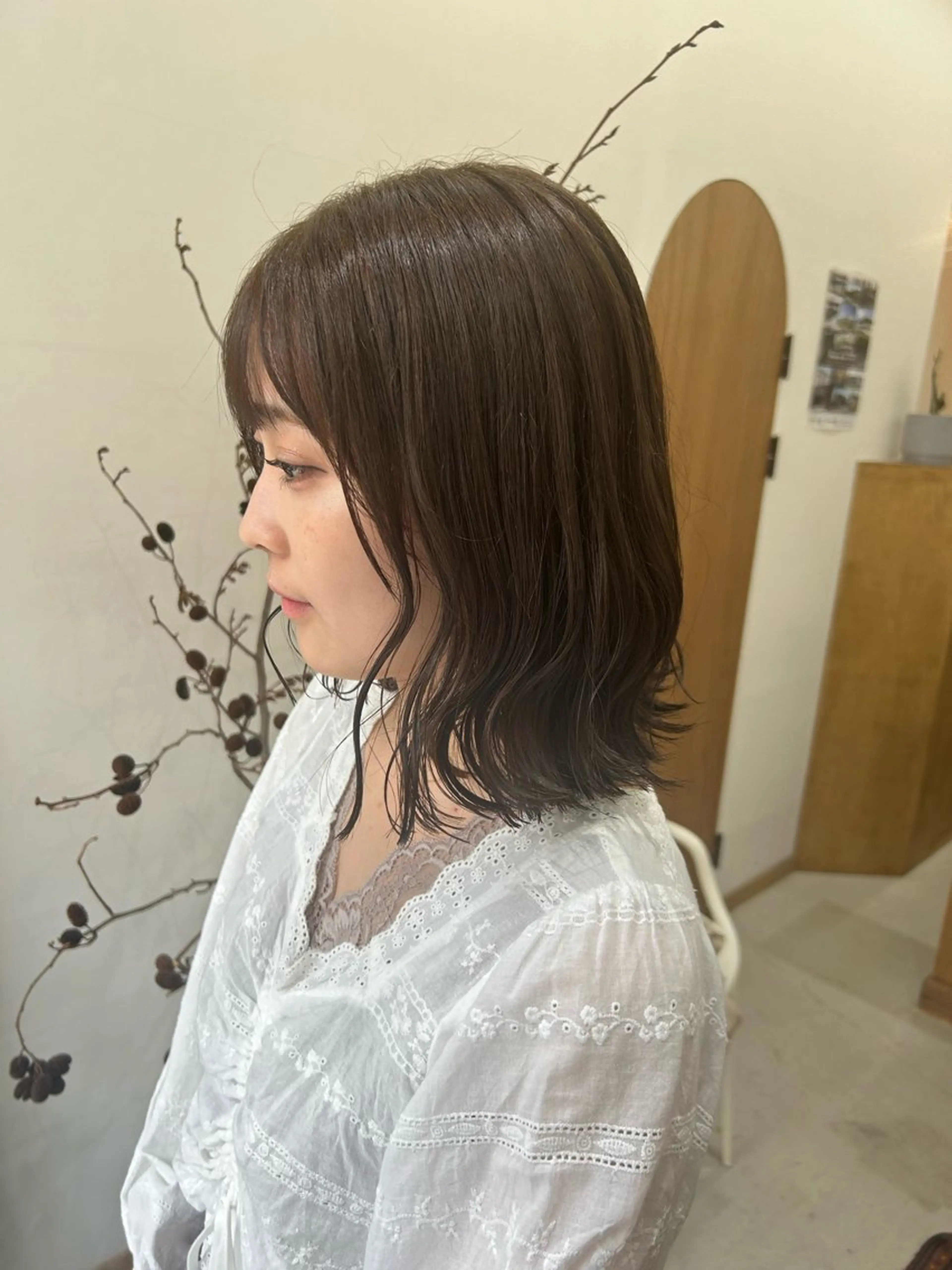 ミディアム 伸ばしかけ なつめ🐶ショート ベージュカラーのヘアスタイル