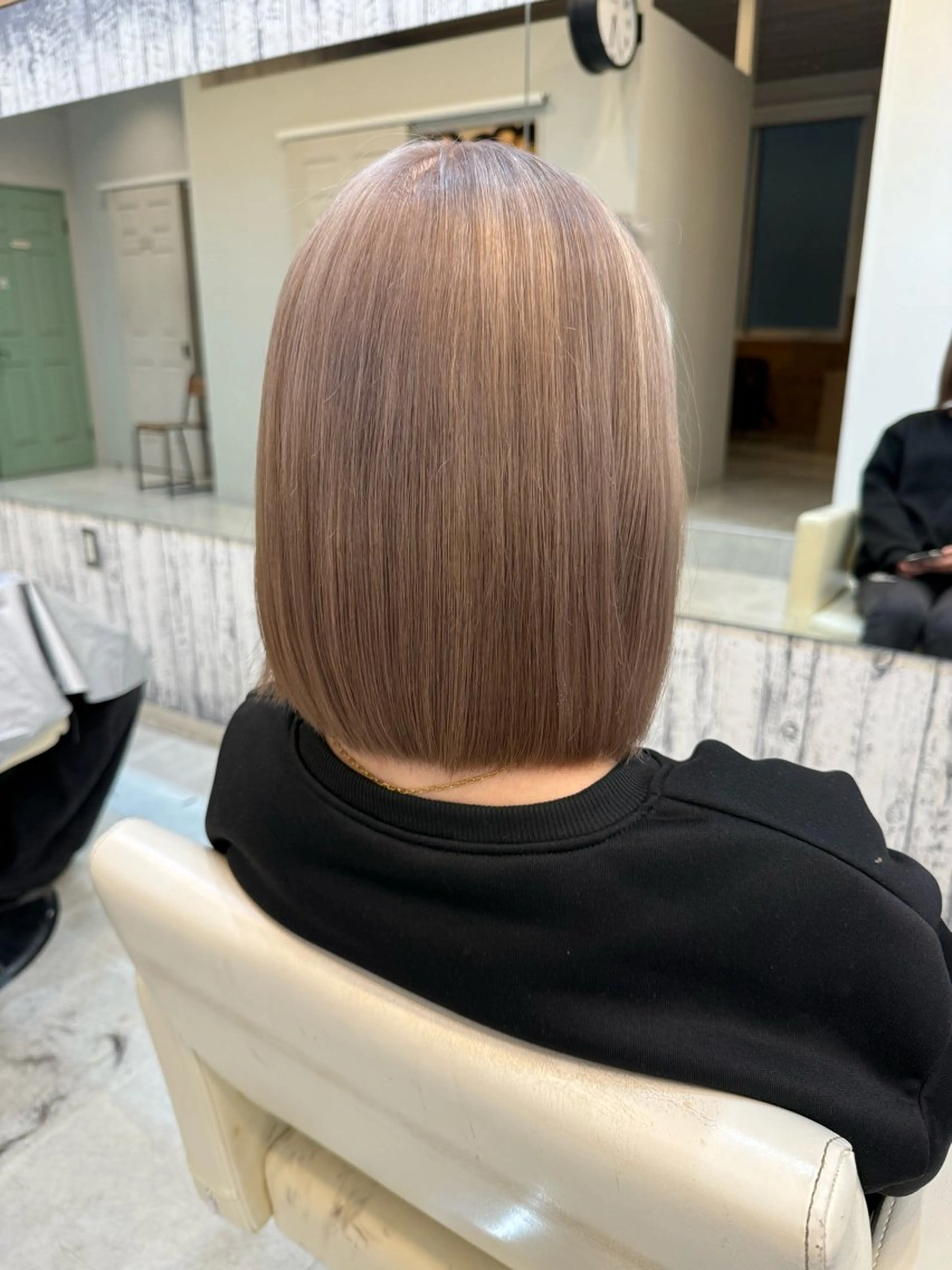カラー ベージュカラー ブリーチ ミルクティーベージュ ヘアカラー レディースモデル募集 角快利のヘアスタイル
