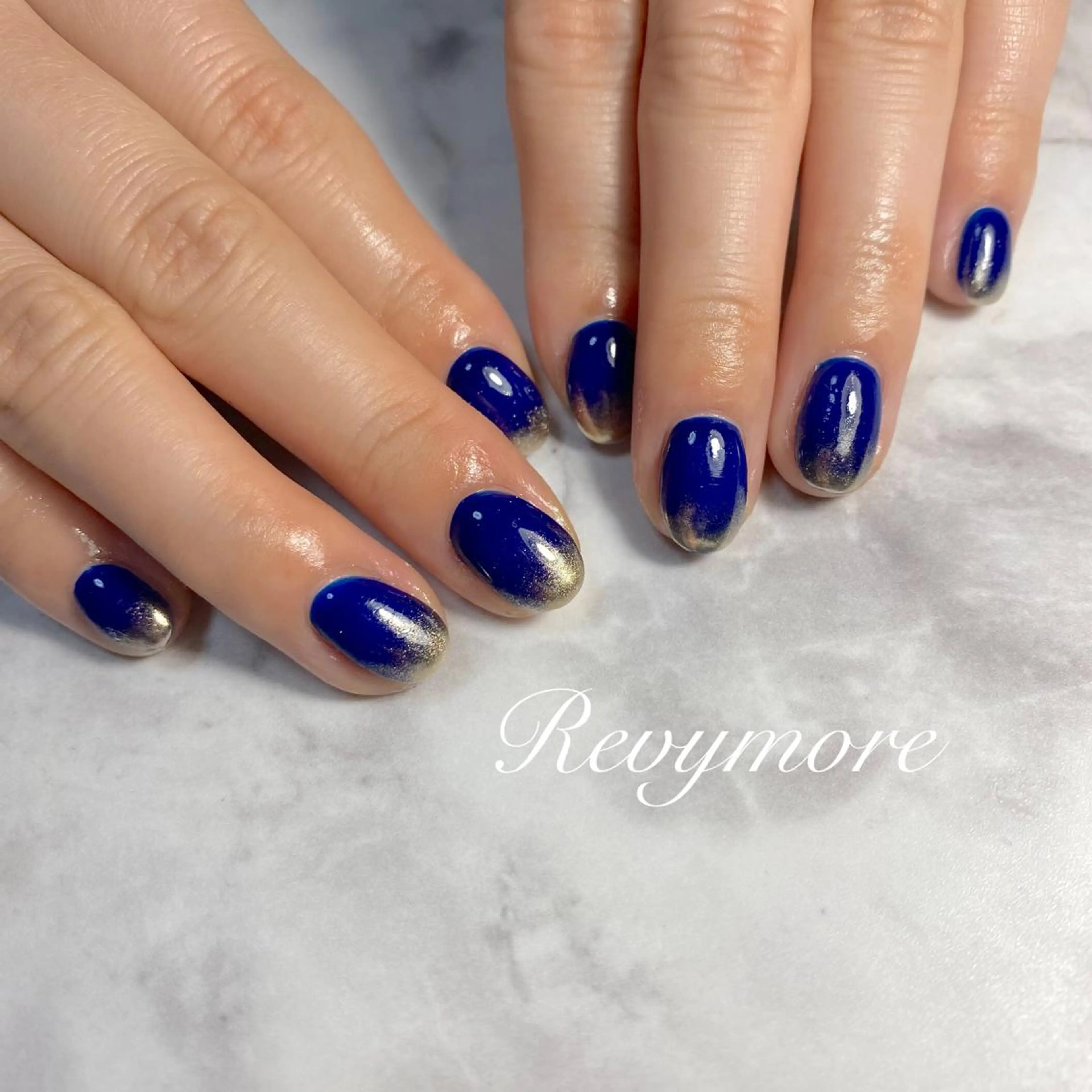 ミディアム ネイル 韓国風ヘア ジェルネイル ゴールド キラキラネイル 韓国ネイル nail salon Revymoreのネイルデザイン