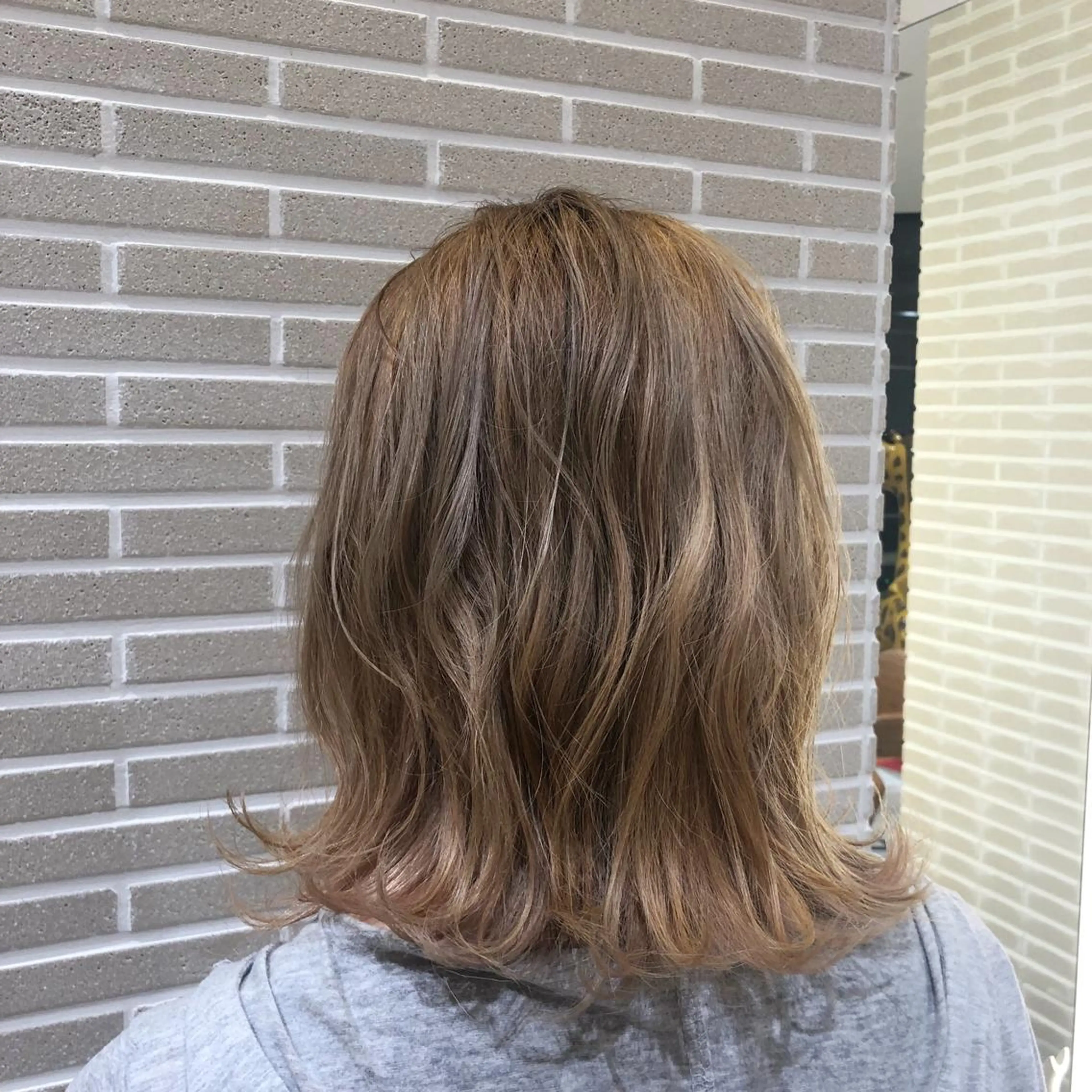 ミディアム カラー ベージュカラー ブリーチ ミルクティーベージュ カット ヘアカラー トリートメント 山北 咲子のヘアスタイル