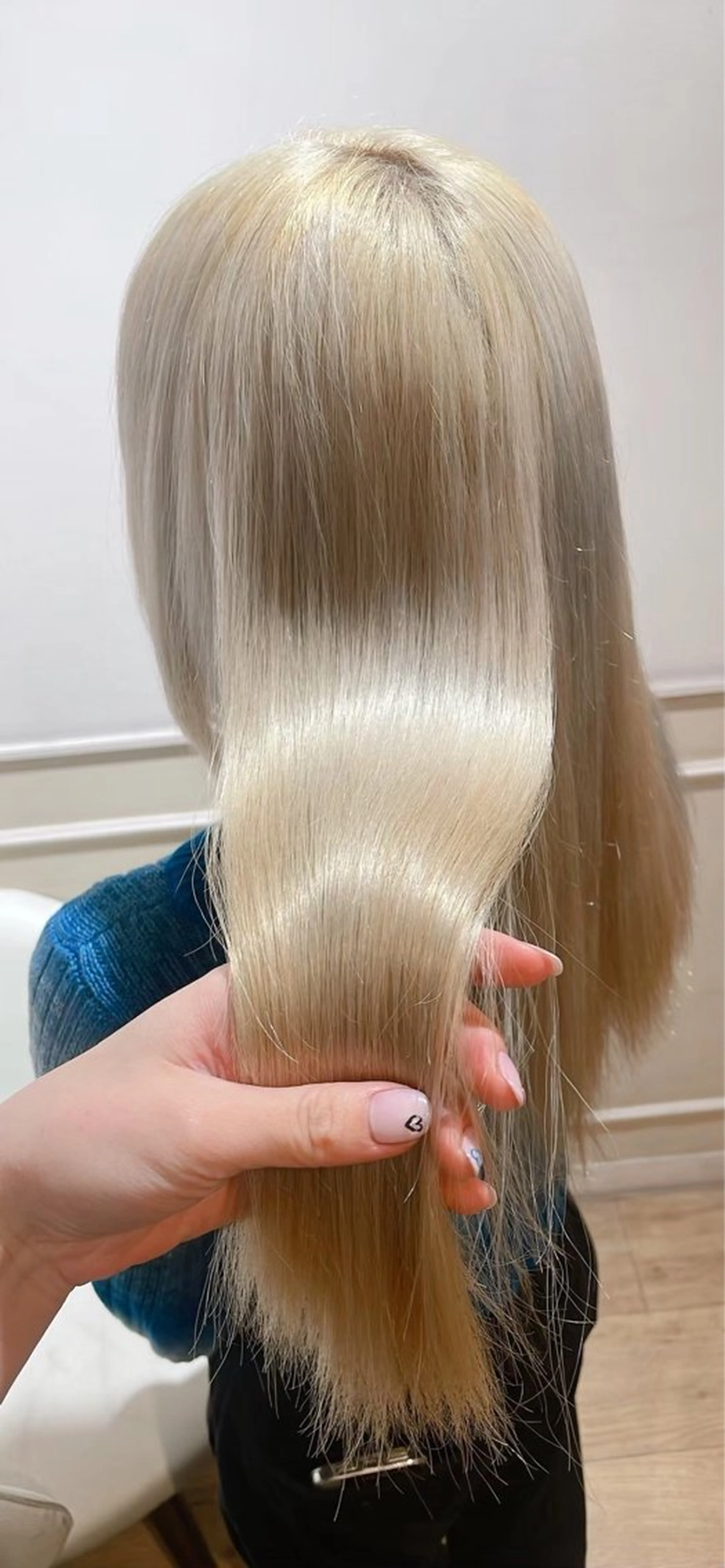 ロング カラー ヘアカラー トリートメント 🦋REISA🦋 エクステ×ハイトーンのヘアスタイル