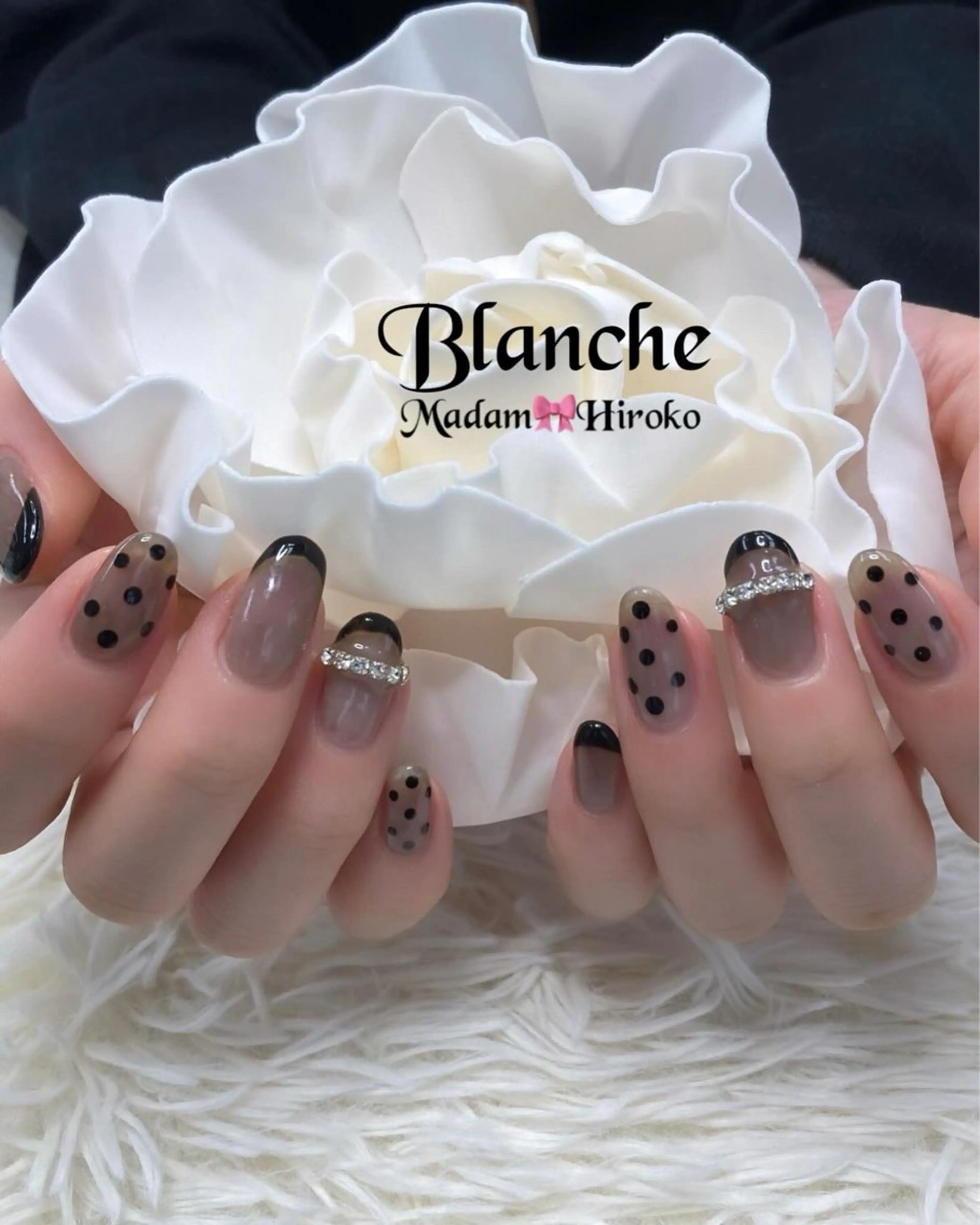 クリアーブラックフレンチ＆ドットネイルの写真
