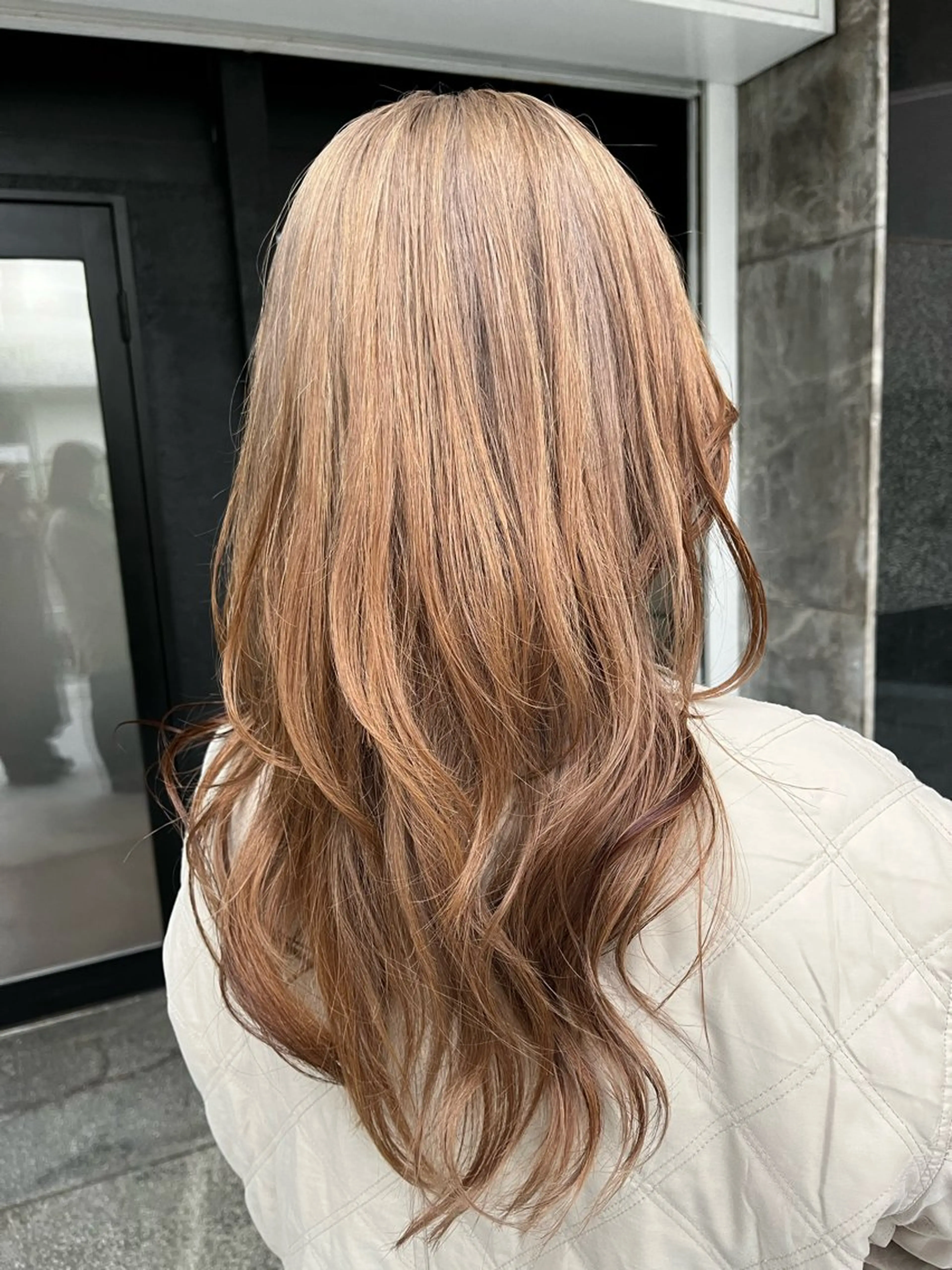 ロング カラー バレイヤージュ ブリーチ ケアブリーチ イヤリングカラー ハイライトカラー ハイトーン/韓国風/ 艶髪/吉祥寺のヘアスタイル