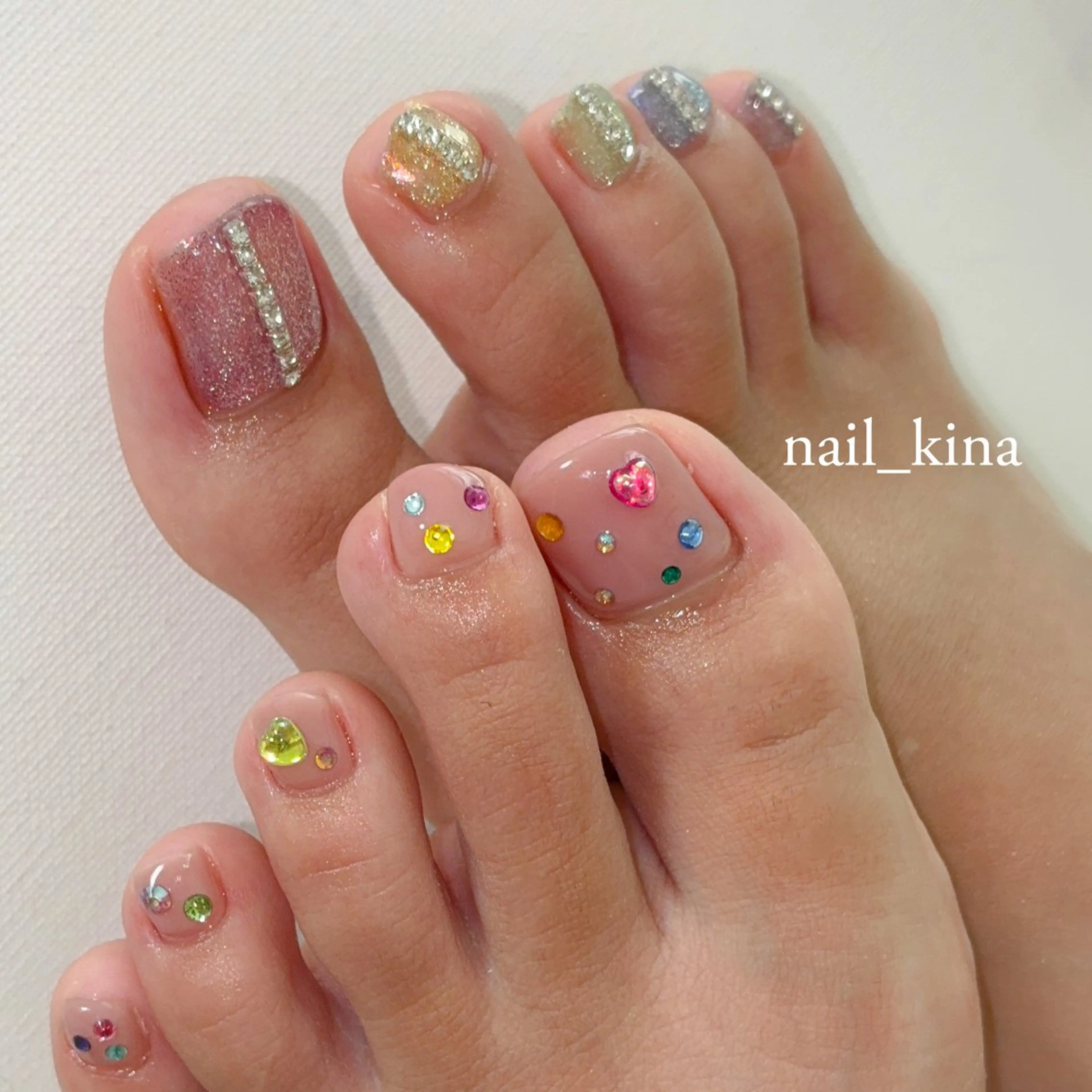 ネイル フットネイル ハート ストーンネイル nail_ kinaのネイルデザイン