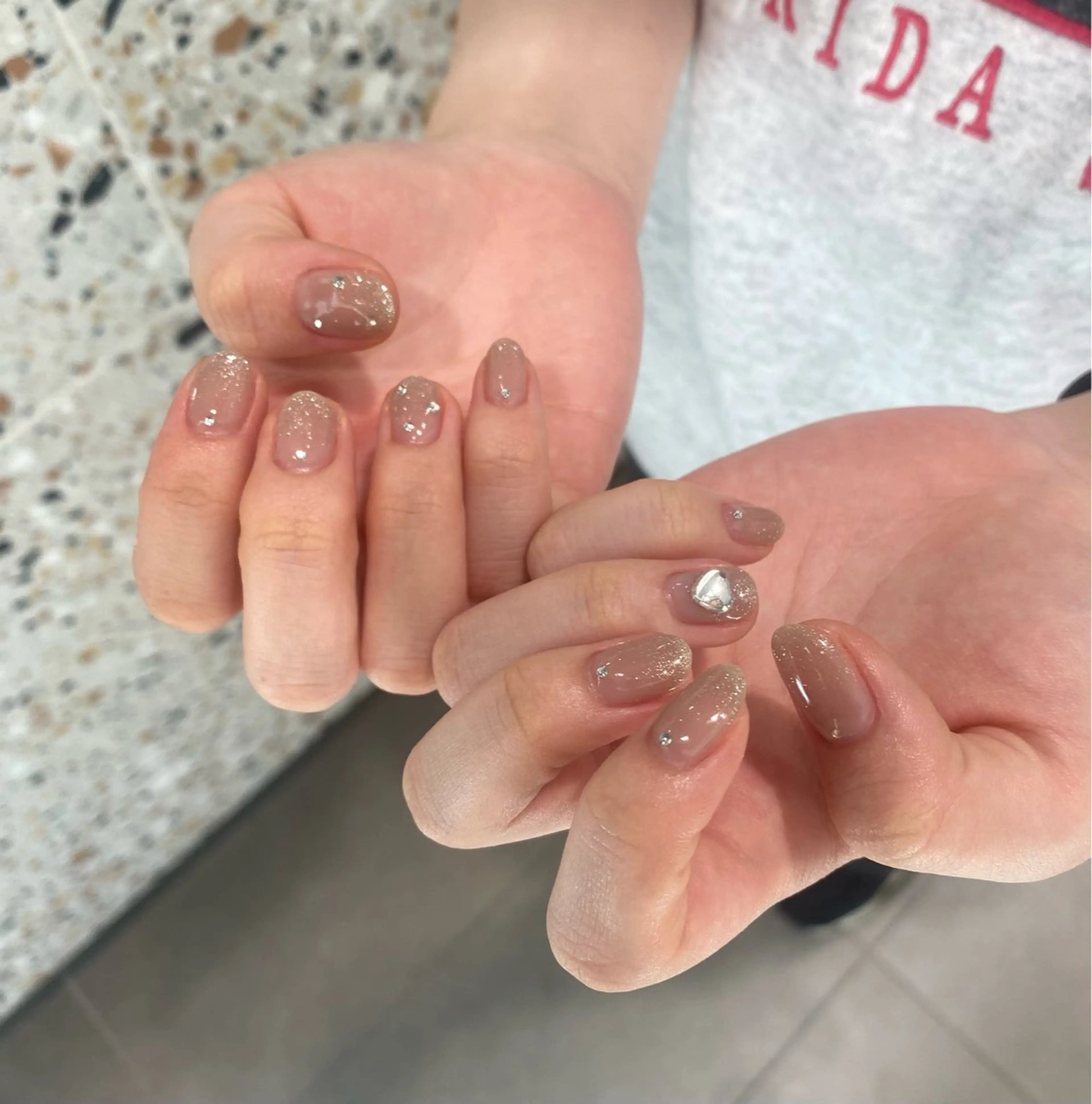 ネイル ブラウン ラメ(グリッター) ラメグラデーション シルバー WAVY airiのネイルデザイン