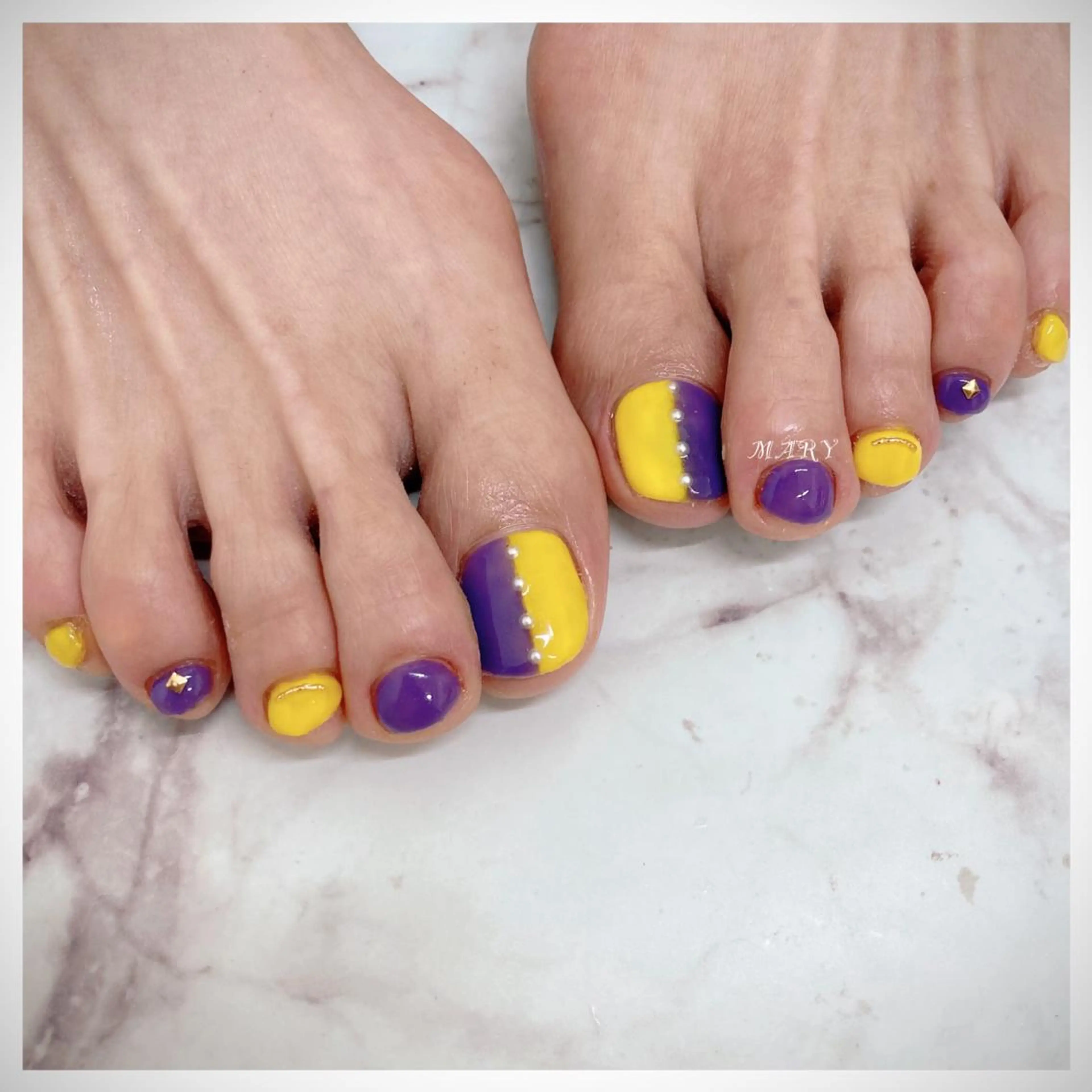 ネイル フットネイル ワンカラーネイル パープル 黄色 フットネイル Mary nail所属・Mary nail .narumiのネイルデザイン