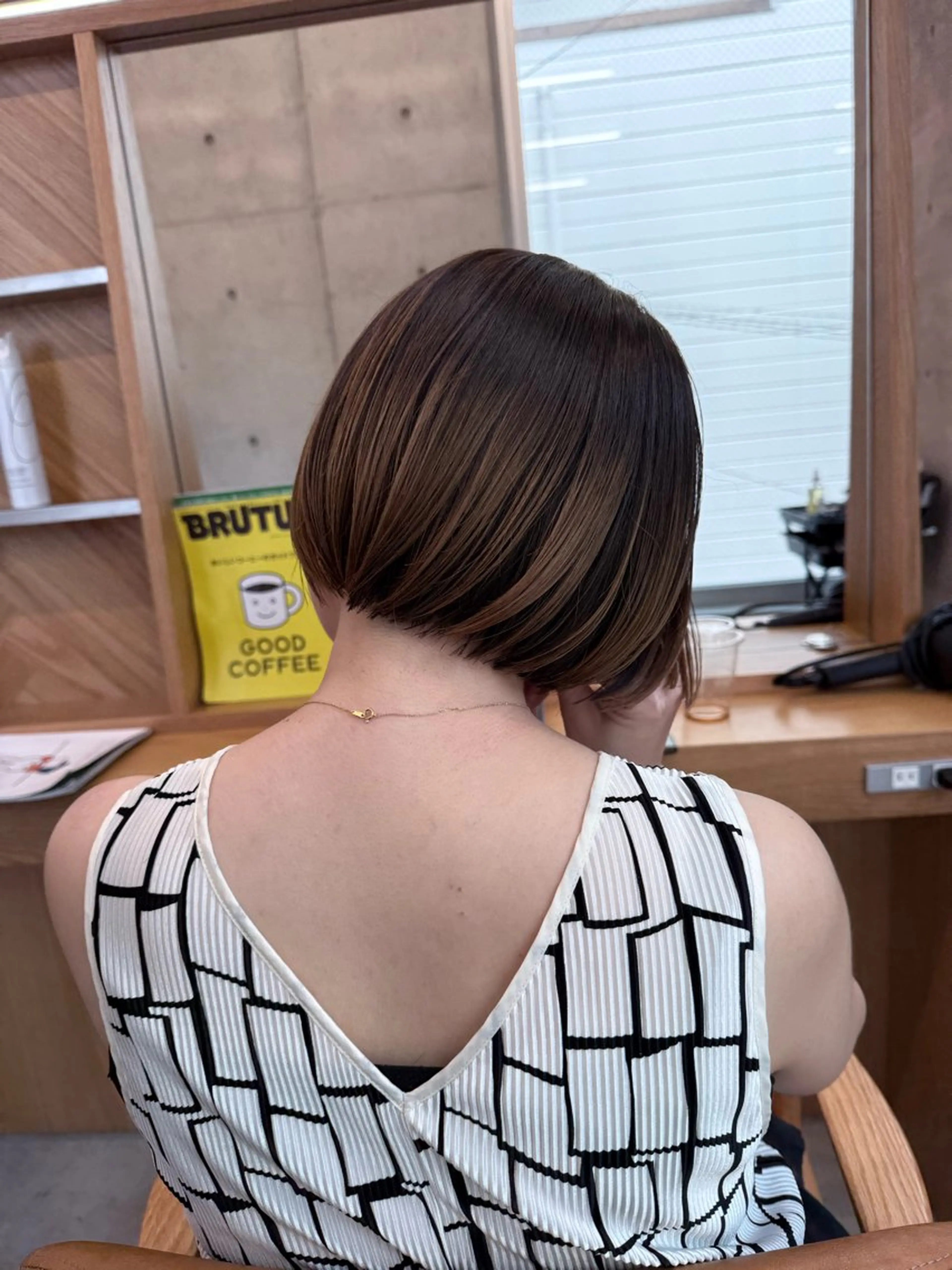 ショート カラー ショートボブ アッシュ ベージュカラー ブリーチ 透明感カラー カット ヘアカラー 誰より丁寧なカット/ 小林輝/レイヤーのヘアスタイル