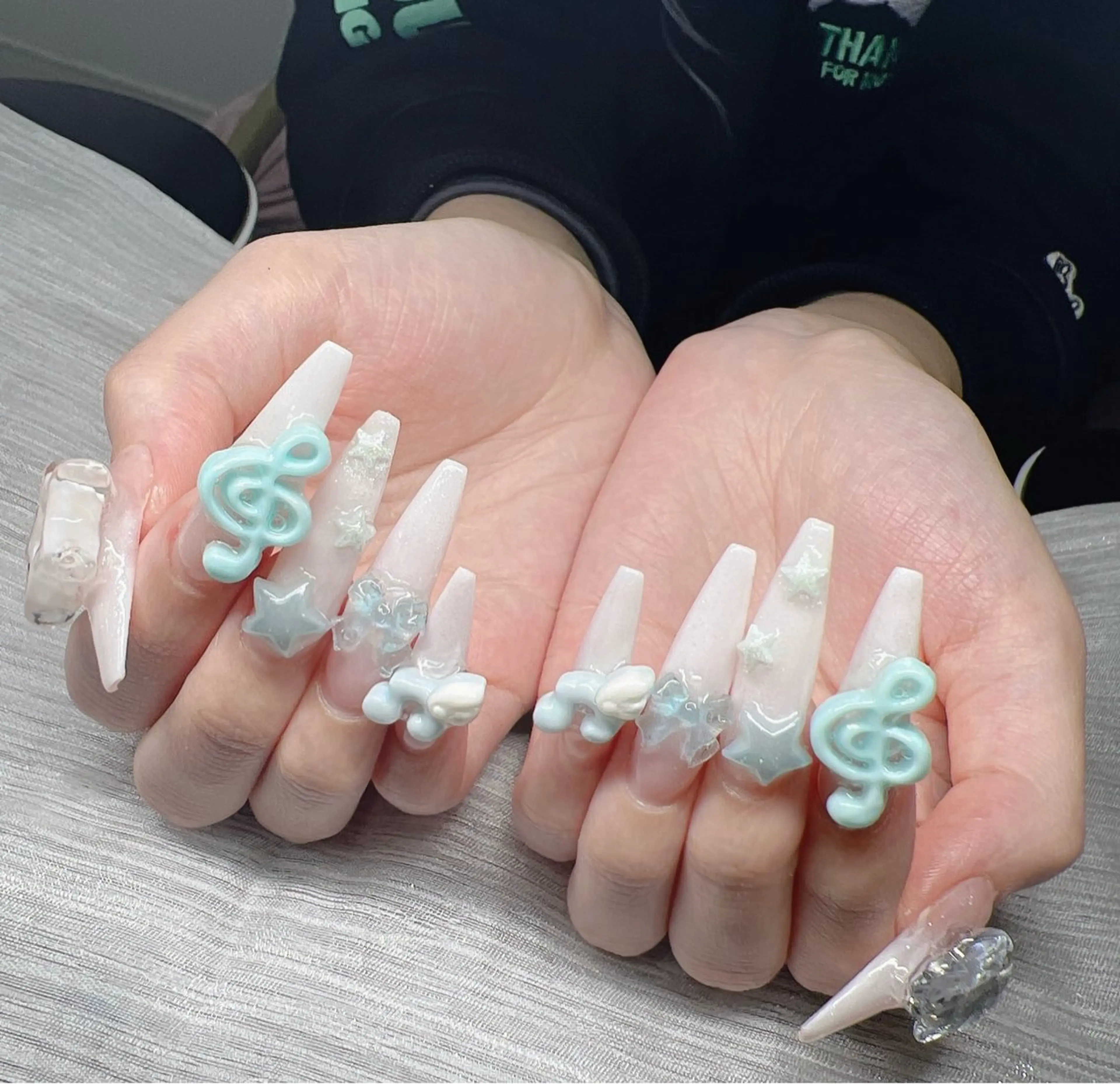ネイル 長さ出し グラデーション 卒業式 キラキラネイル マグネットネイル Lee Nailsのネイルデザイン