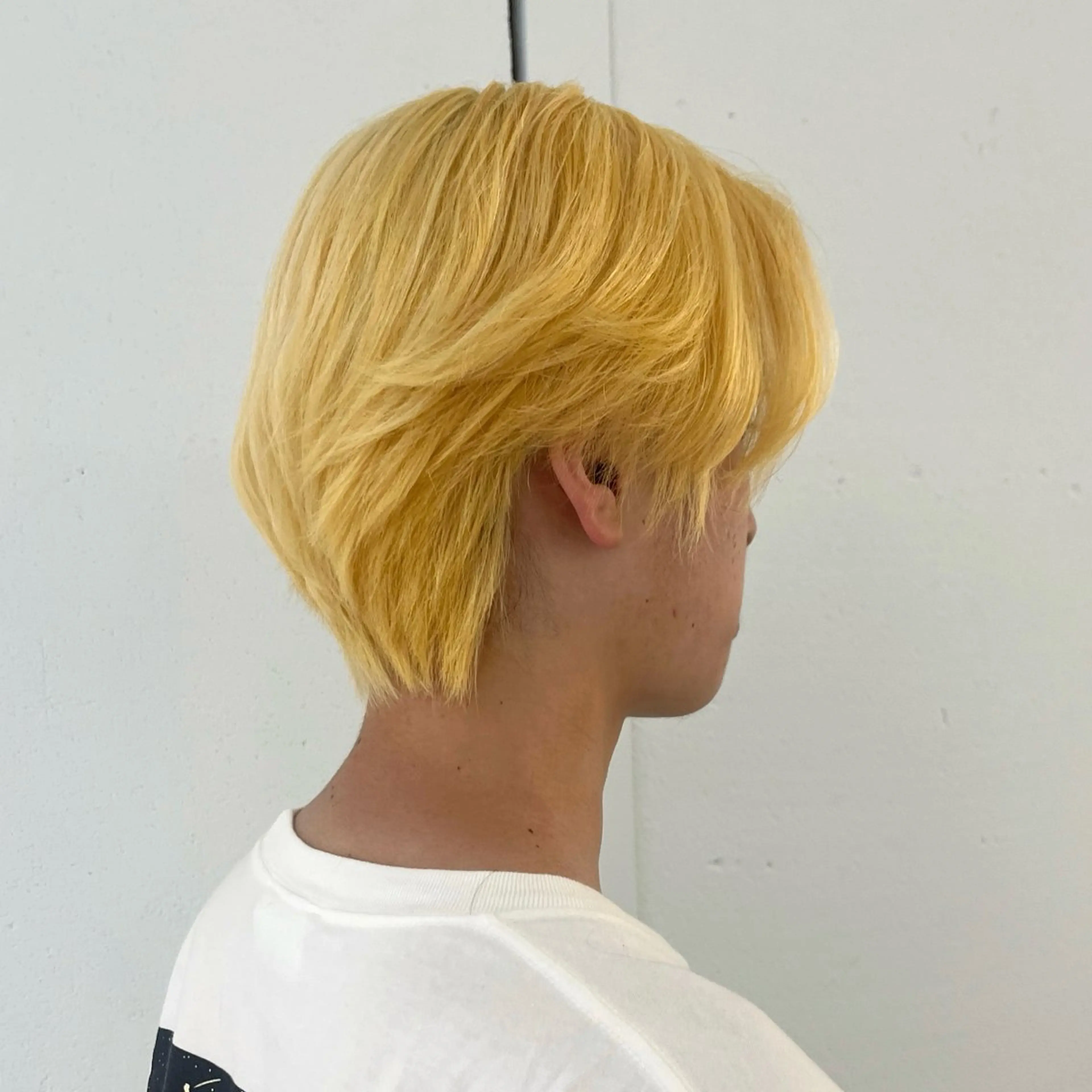 ショート カラー メンズ 抜きっぱなしブロンド ブロンド ヘアカラー 顔周りカット／透明感 カラー／Kurumeのヘアスタイル