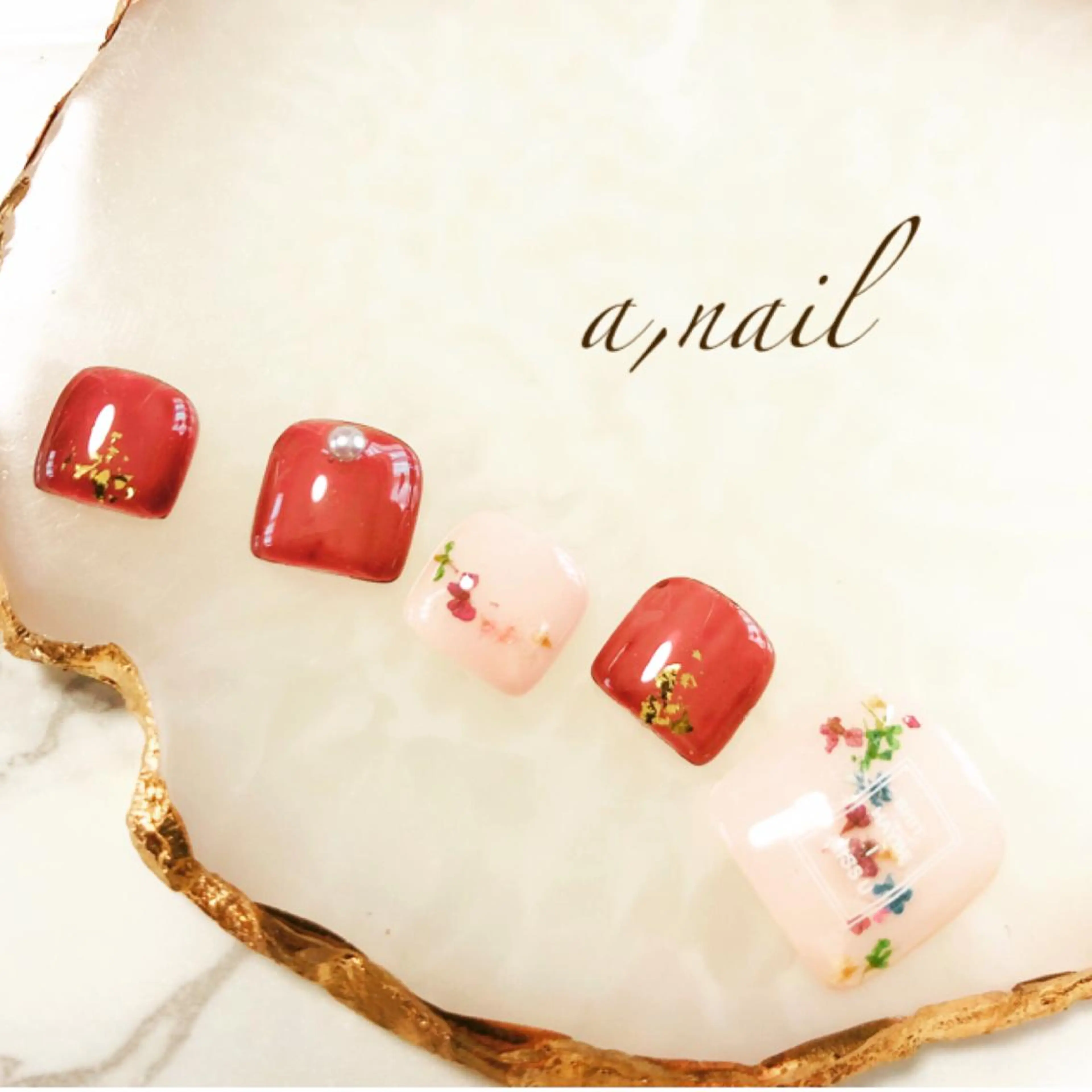 ネイル フラワーネイル フットネイル ジェルネイル グラデーション ラメ(グリッター) フットネイル ネイルサロン エーネイルのネイルデザイン