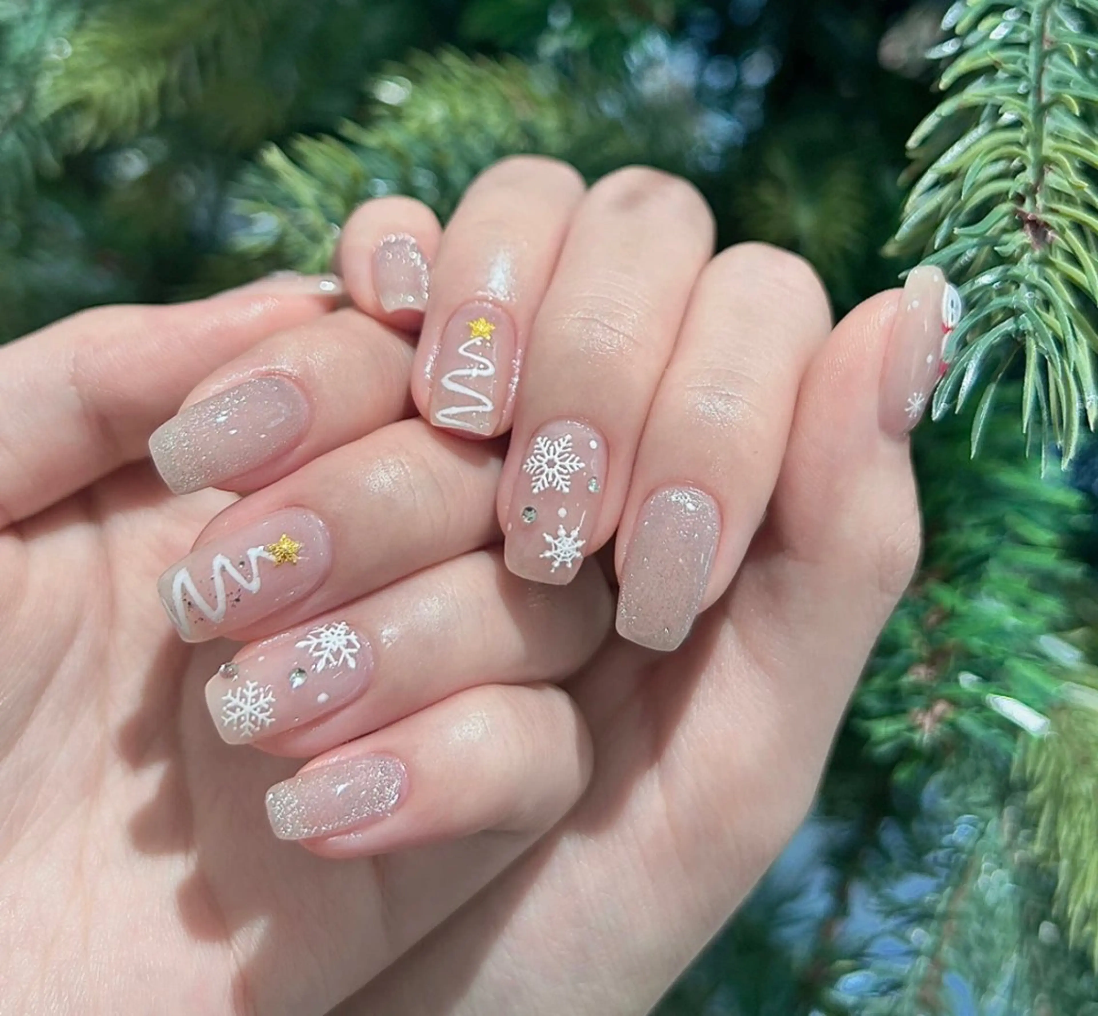 ネイル シンプルネイル 冬ネイル クリスマス リボン、ガーリー パーツ放題専門店のネイルデザイン