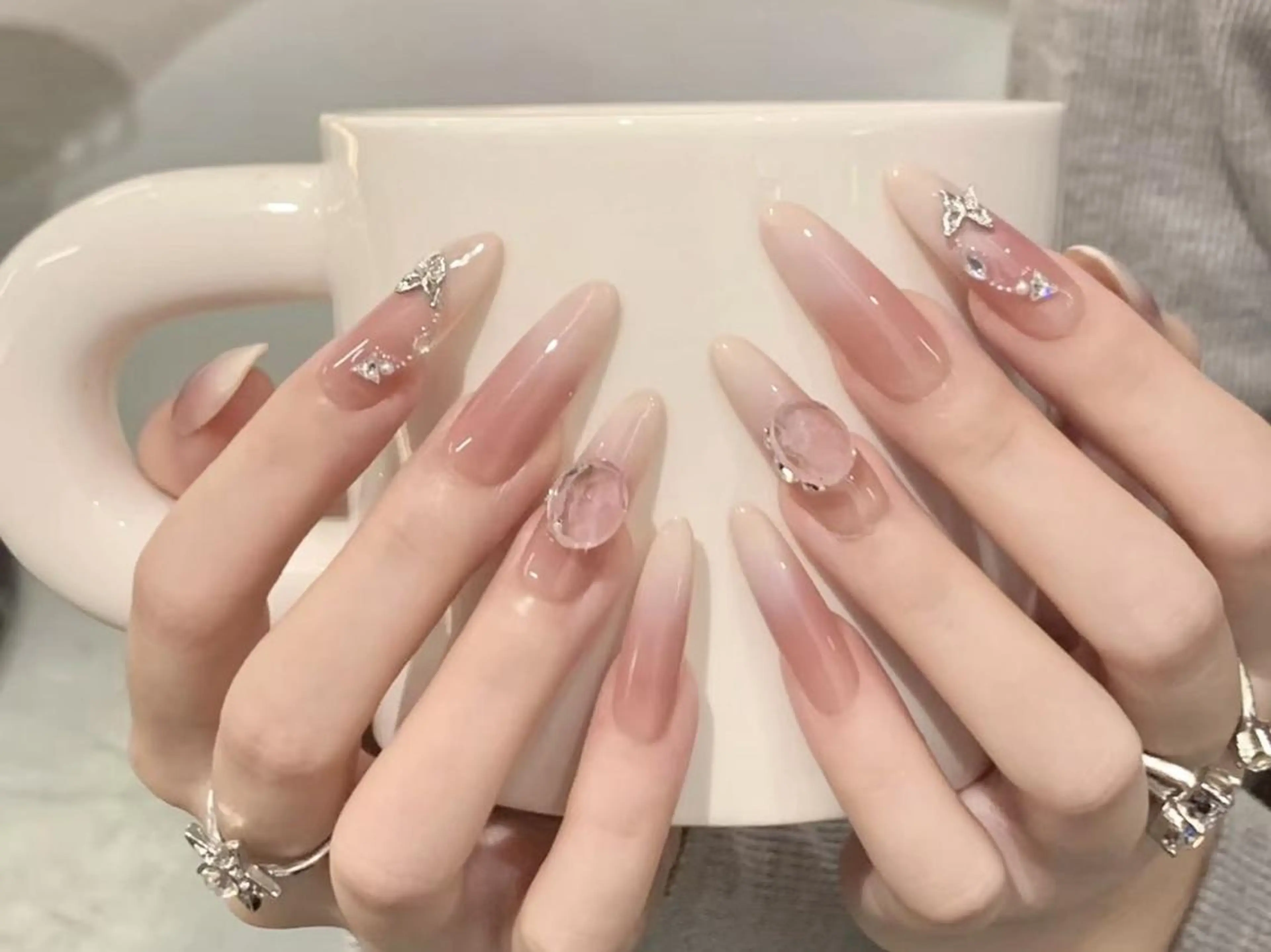 ネイル アートネイル ガーリー グラデーション ロングネイル シンプルネイル ハンドネイル ハンドケア 🎀Kiko  🎀のネイルデザイン