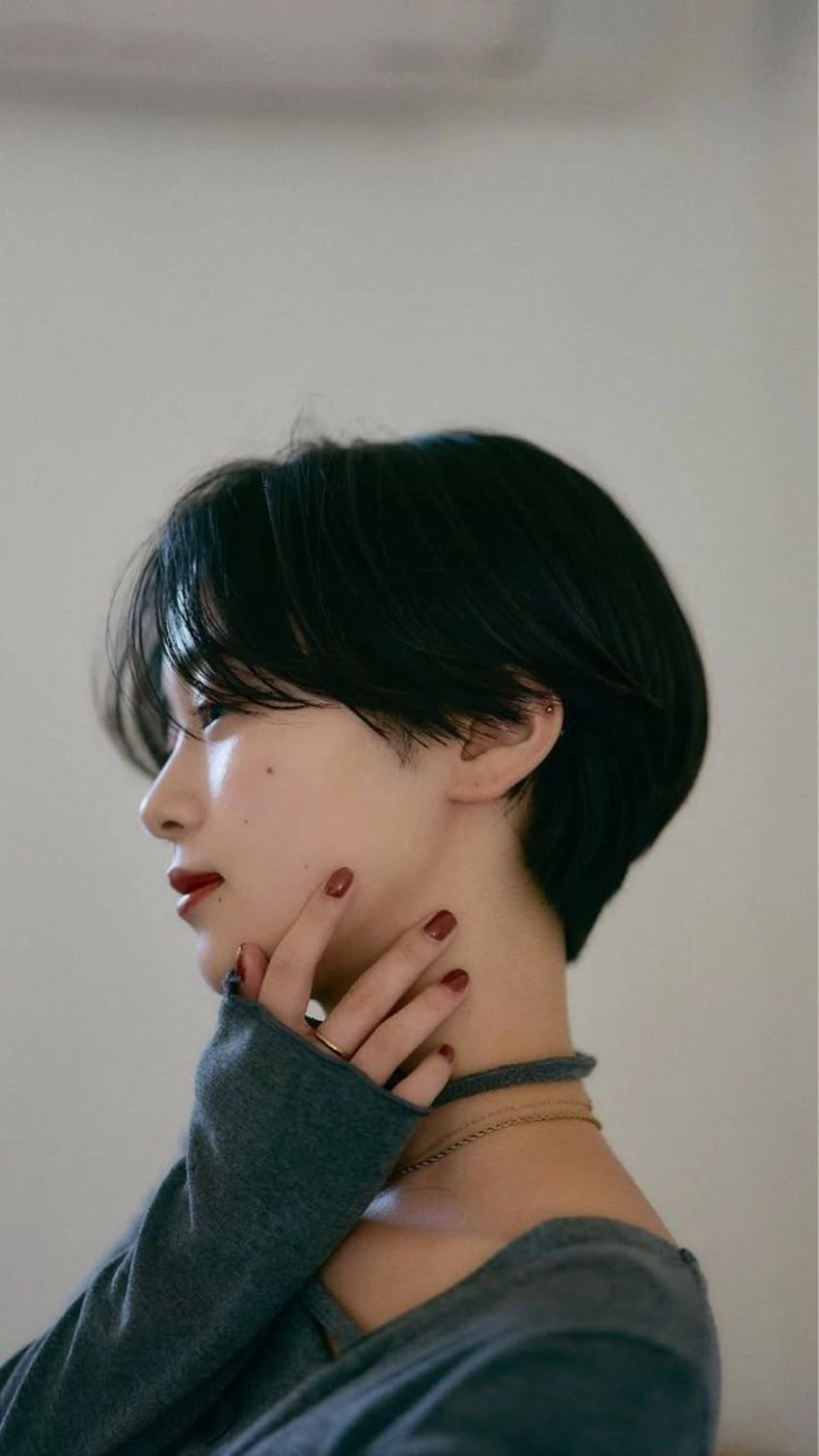 ショート カラー 曲がる縮毛矯正 センターパートのヘアスタイル