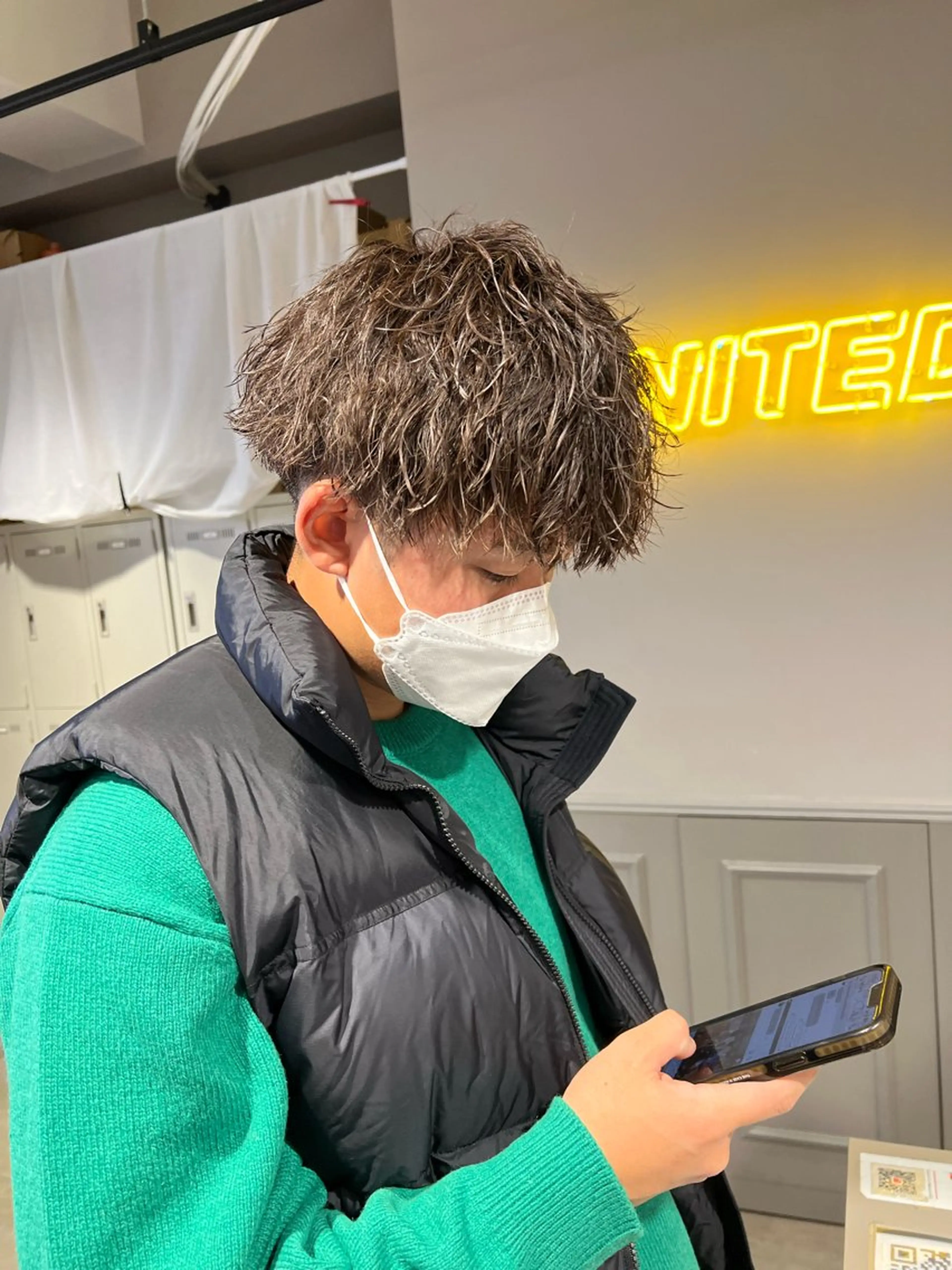 ミディアム パーマ メンズ ミディアムパーマ センターパート メンズ韓国風 韓国マッシュ マッシュウルフ メンズパーマ特化 TAIGAのヘアスタイル