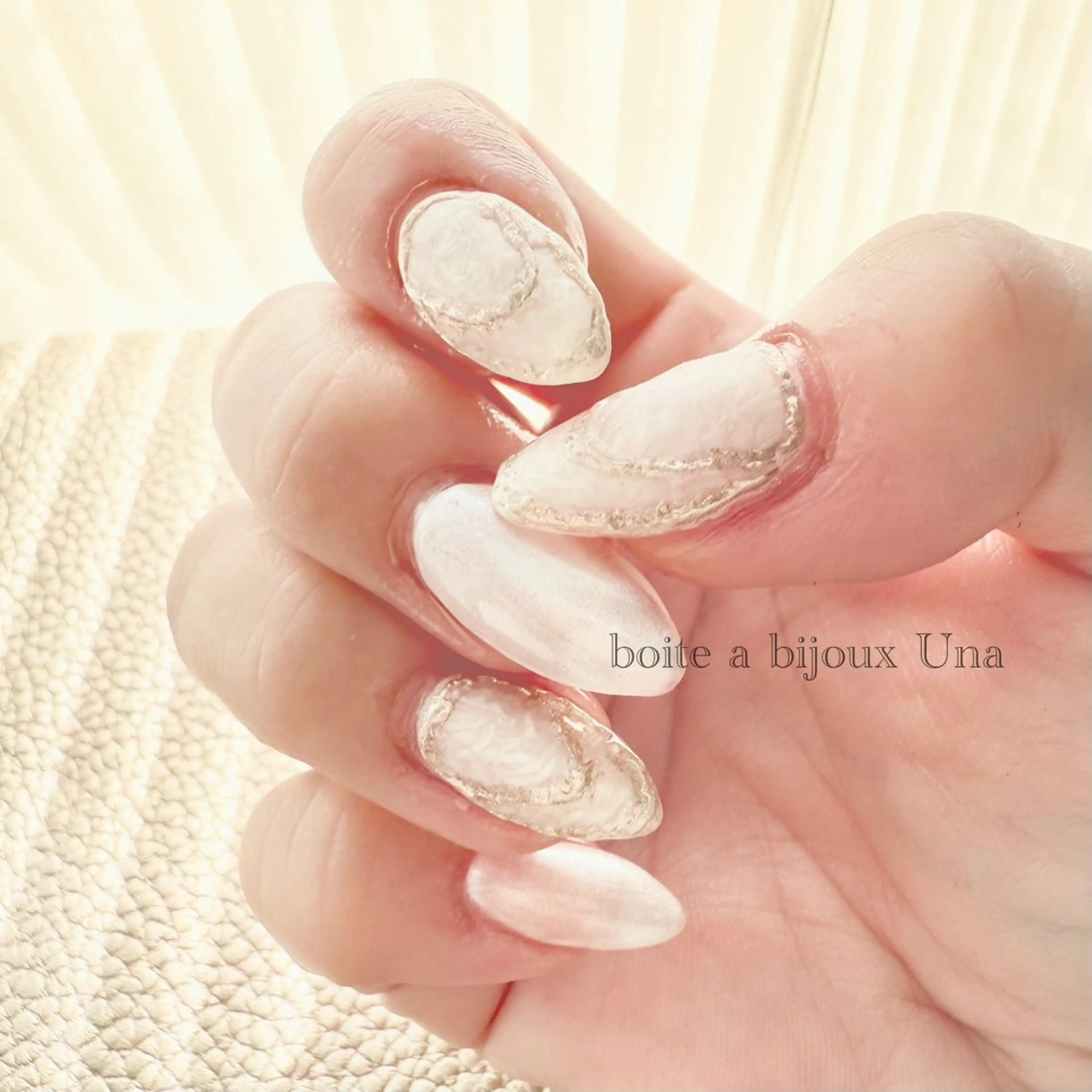 ネイル ゴールド ミラーネイル 春ネイル ホワイト boite a bijoux Unaのネイルデザイン